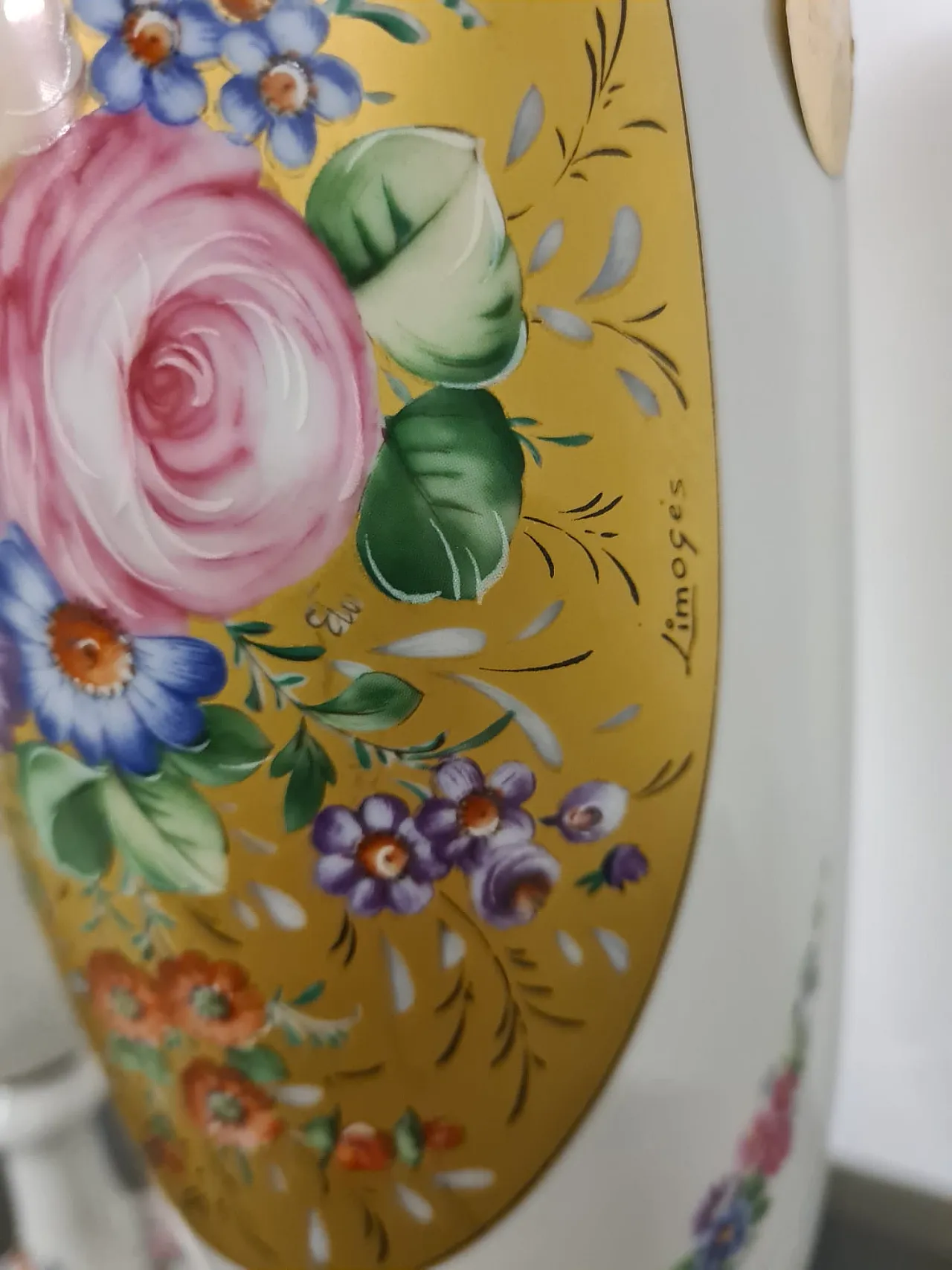 Coppia di vasi dipinti a mano in porcellana Limoges 10