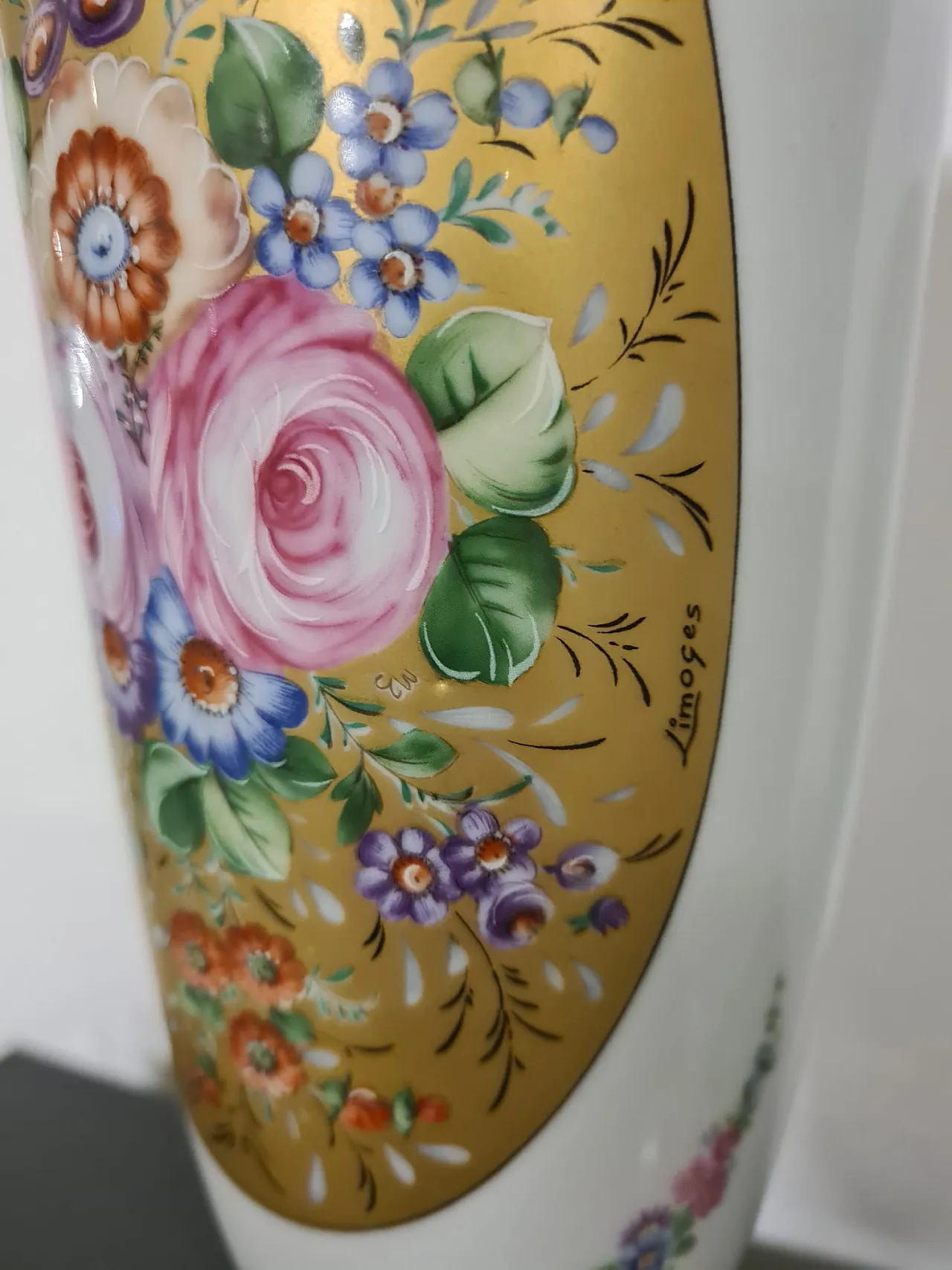 Coppia di vasi dipinti a mano in porcellana Limoges 11
