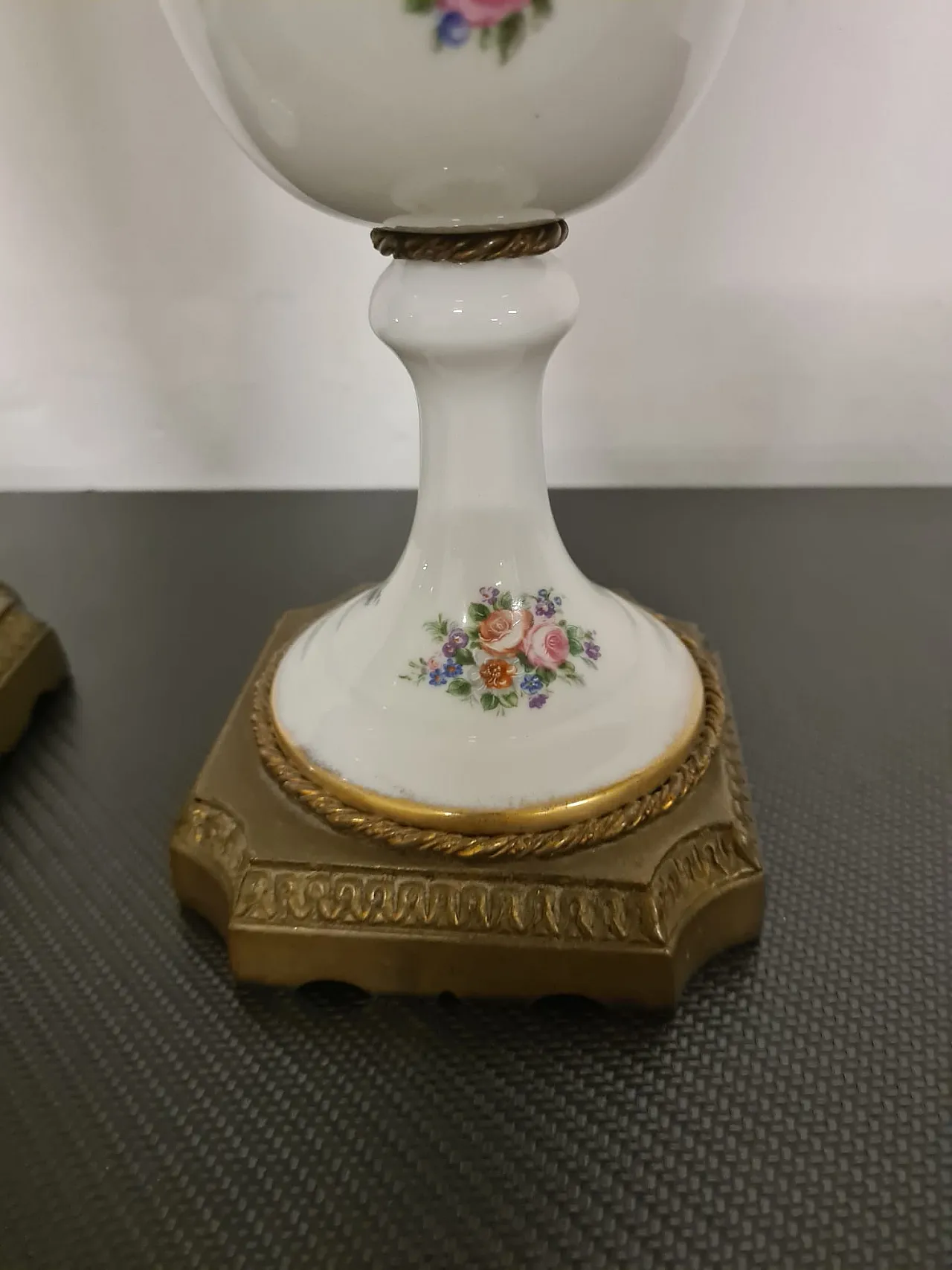 Coppia di vasi dipinti a mano in porcellana Limoges 13