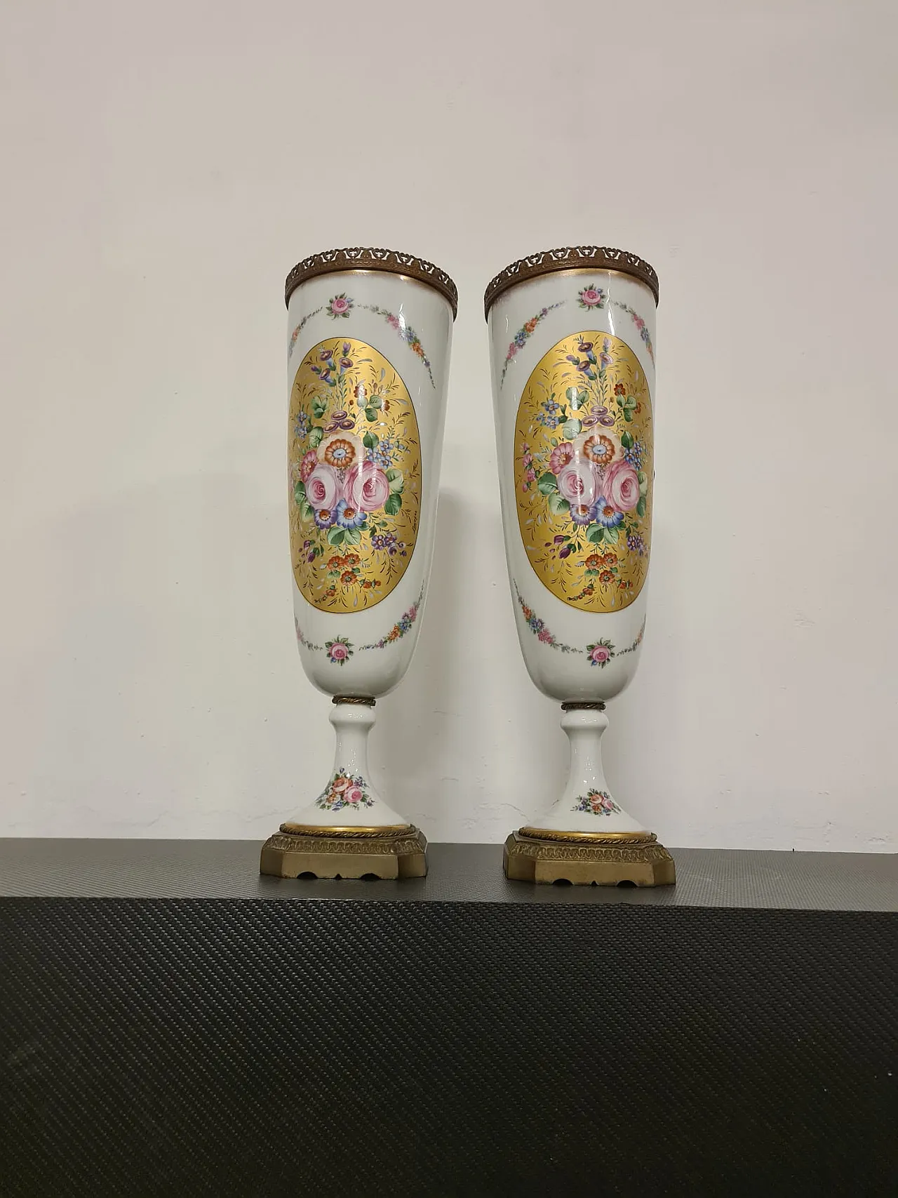 Coppia di vasi dipinti a mano in porcellana Limoges 14