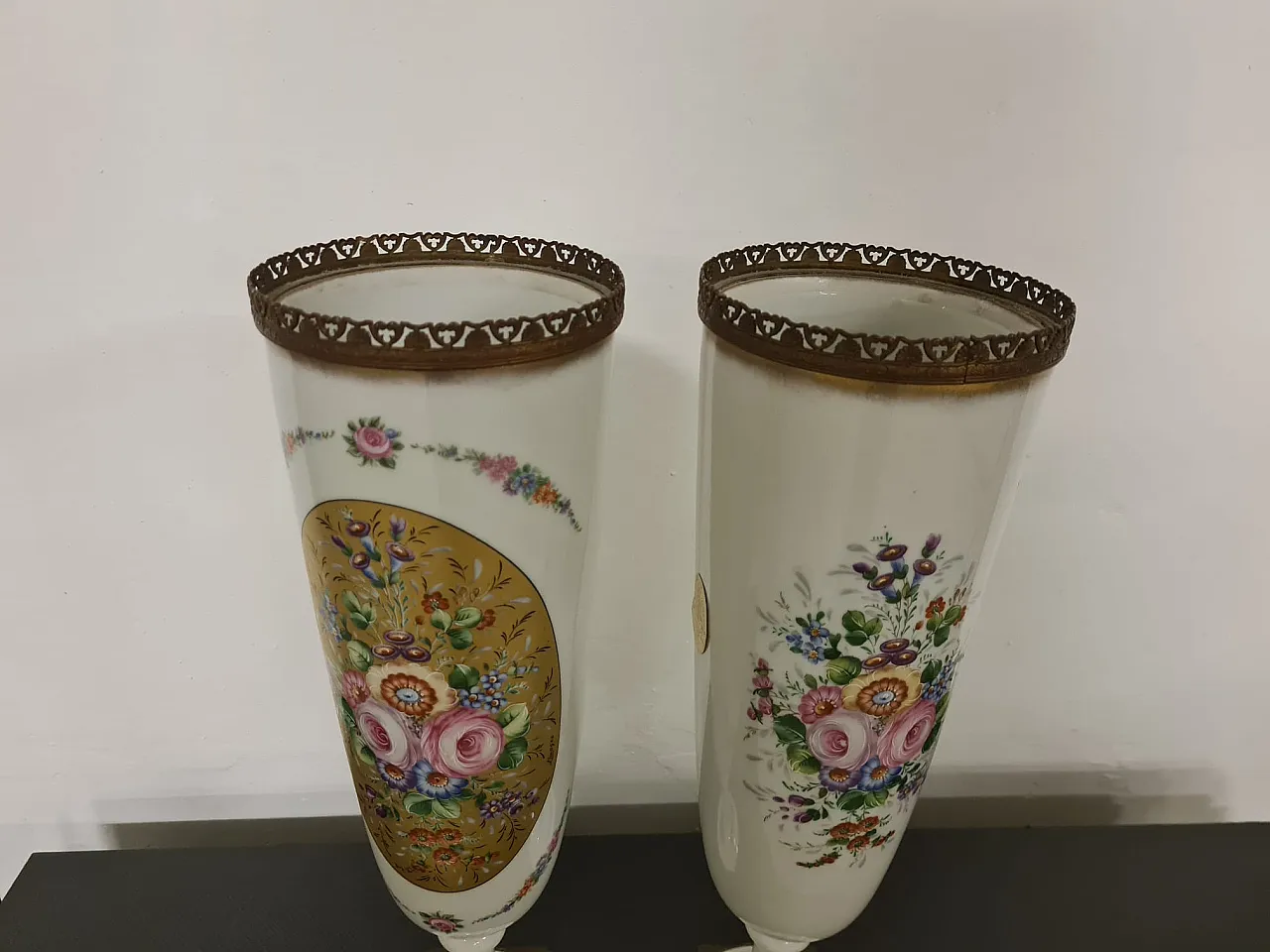 Coppia di vasi dipinti a mano in porcellana Limoges 16