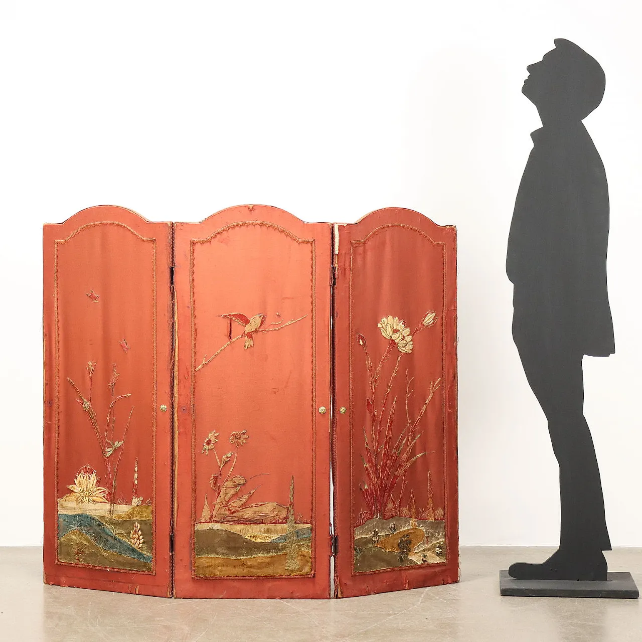 Paravento in stile chinoiserie con rivestimento in seta ricamata, inizio '900 2