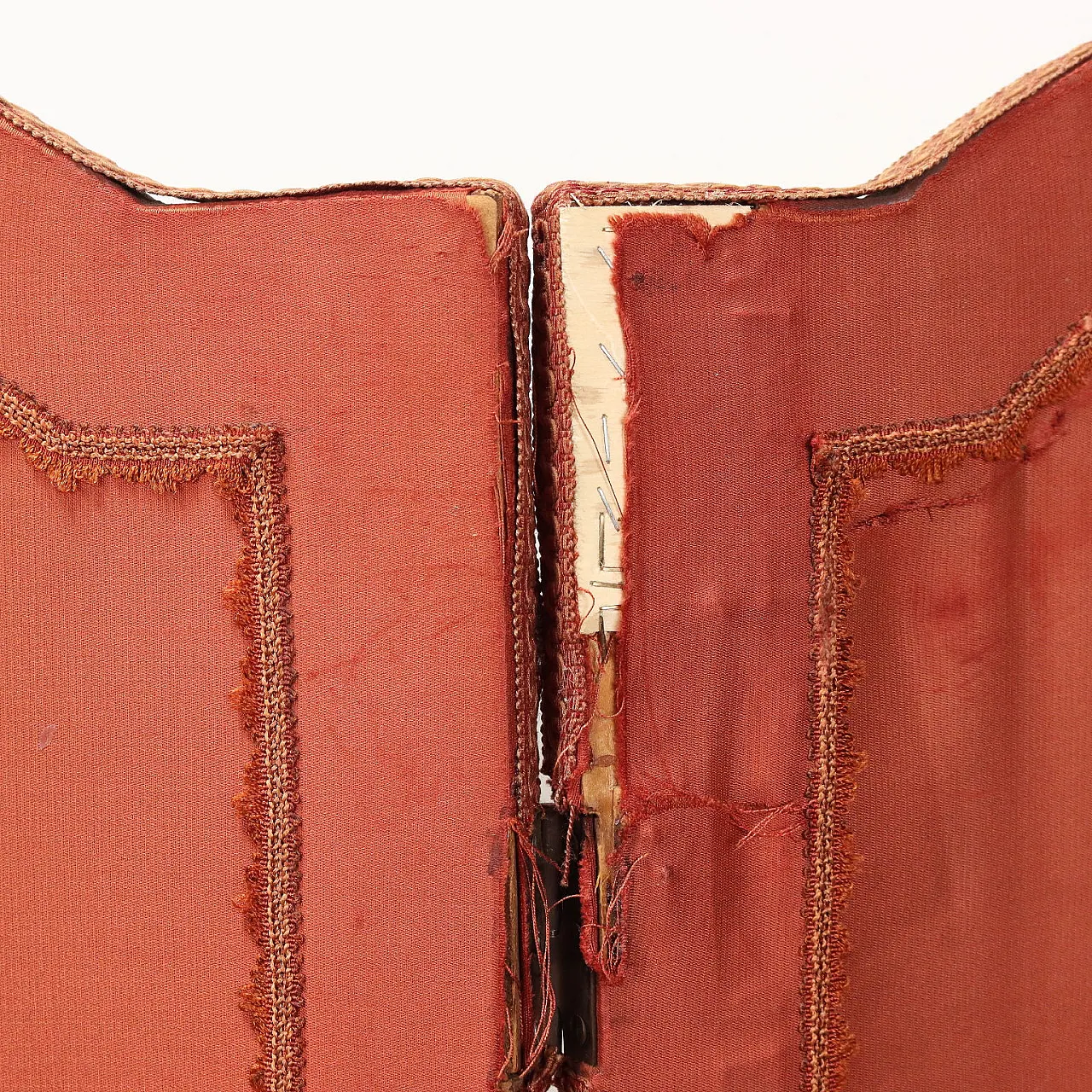 Paravento in stile chinoiserie con rivestimento in seta ricamata, inizio '900 10