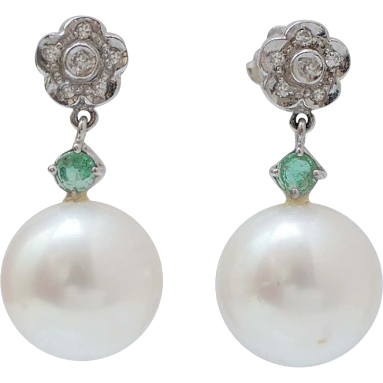 Orecchini con perle bianche, smeraldi, diamanti e platino, anni 2000 6
