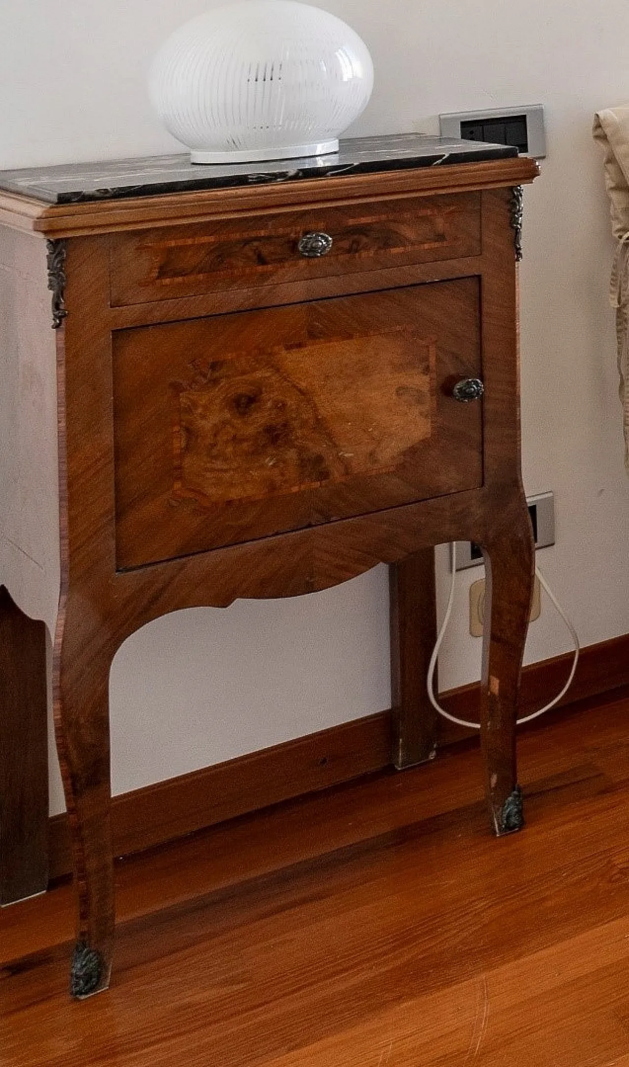 Pair of Italian bedside tables with marble top, 20th century 3