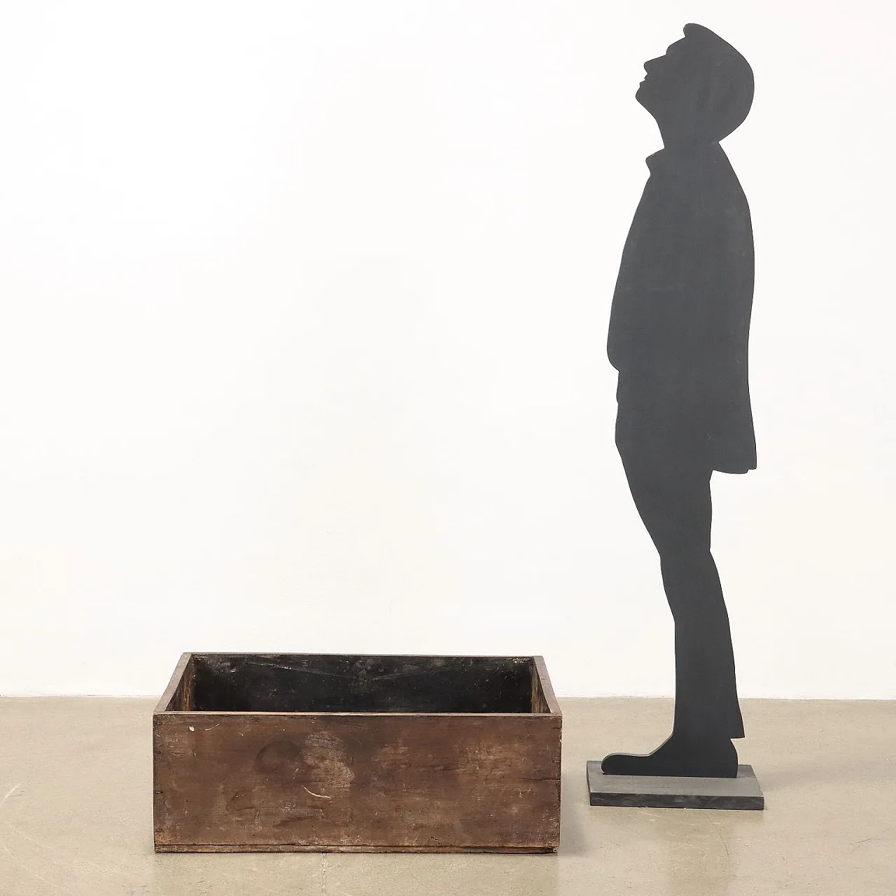 Walnut case painted with floral depictions, 18th century 2