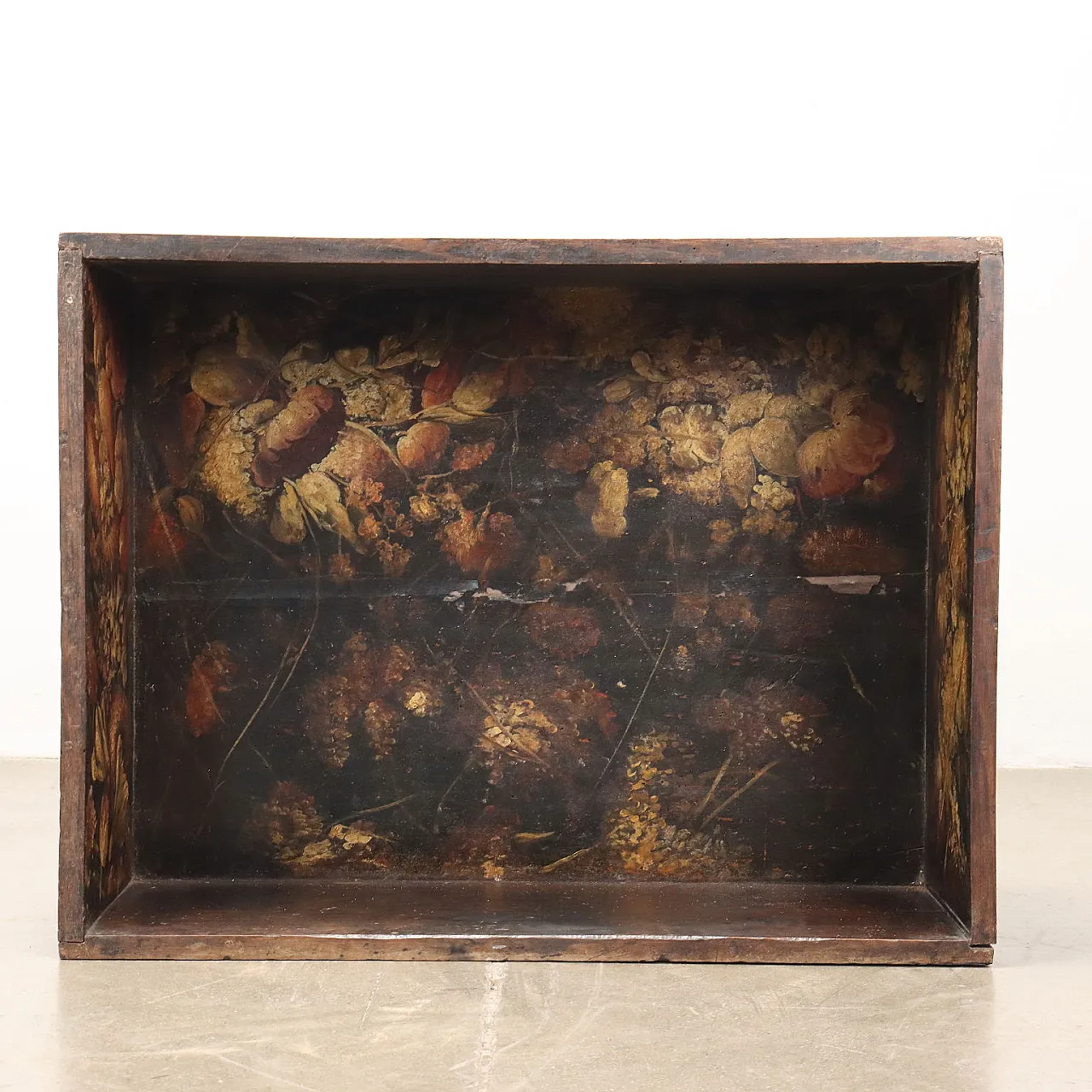 Walnut case painted with floral depictions, 18th century 3