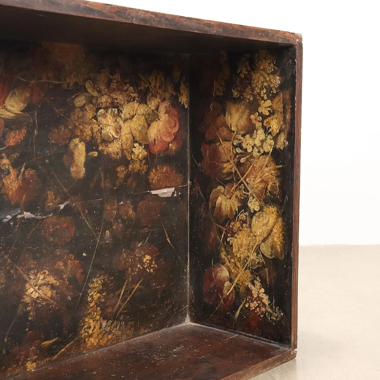 Walnut case painted with floral depictions, 18th century 6