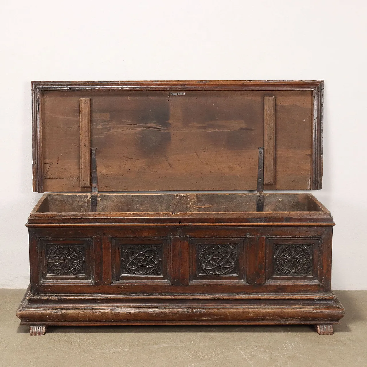 Cassapanca tardo Gotico in noce e abete, '500 4