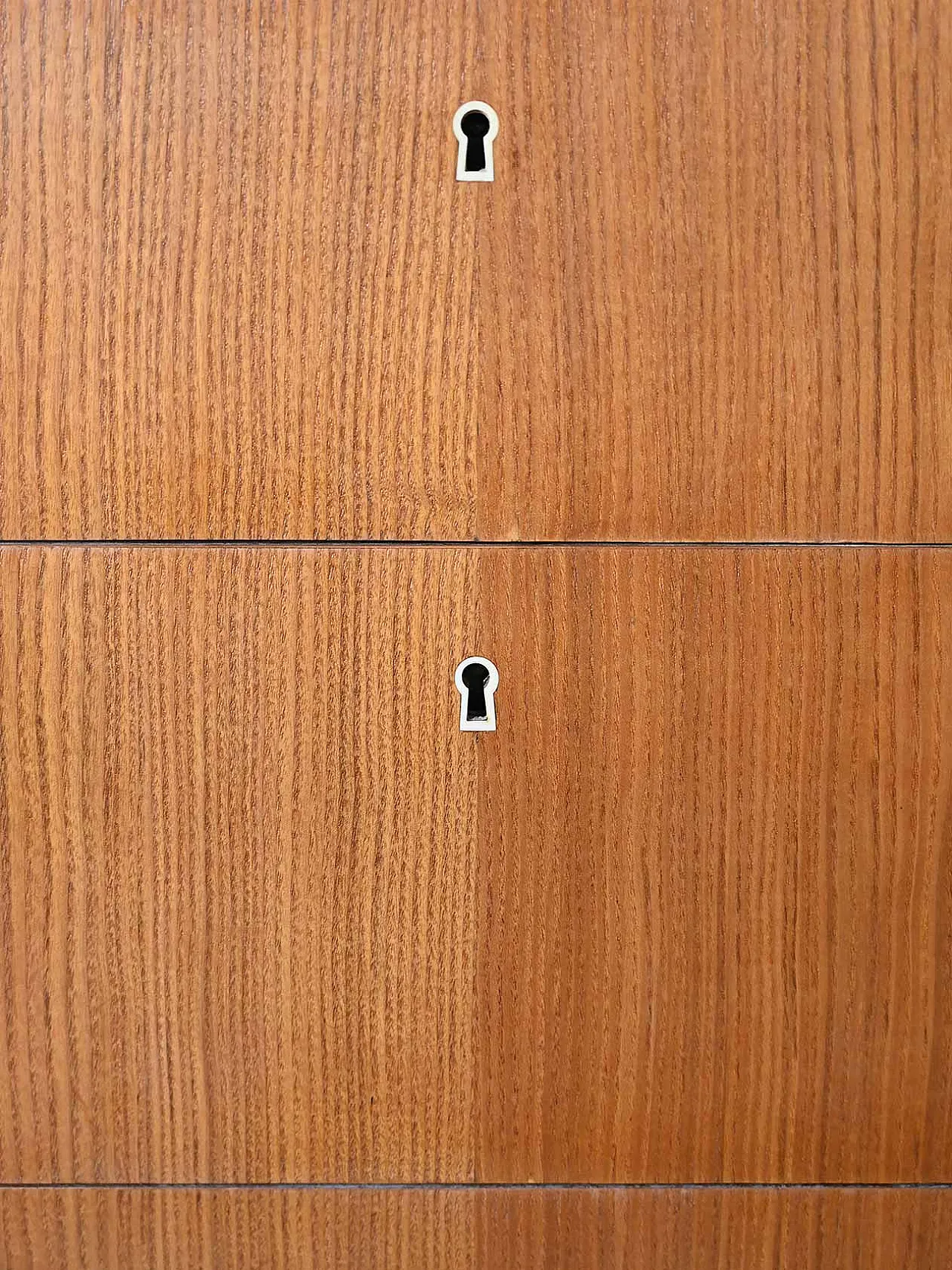 Cassettiera vintage con pomelli 8