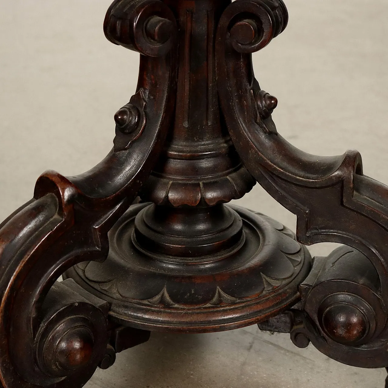Pair of piano stools in walnut, late 19th century 7