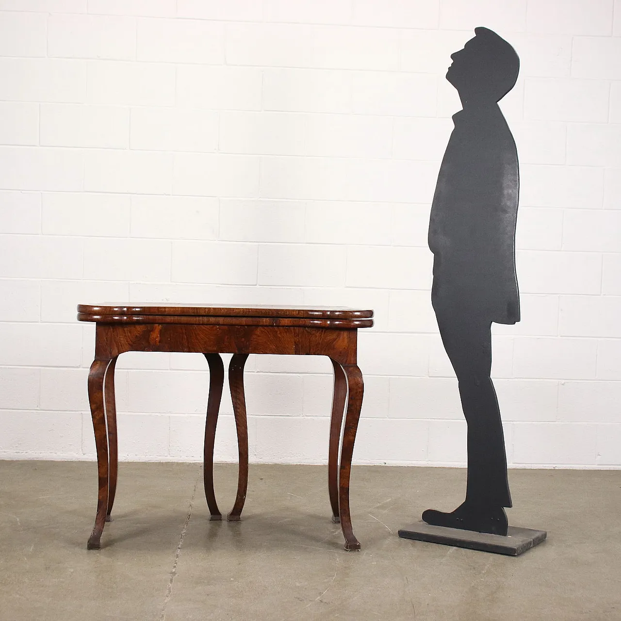 Barocchetto walnut game table with folding top, 18th century 2