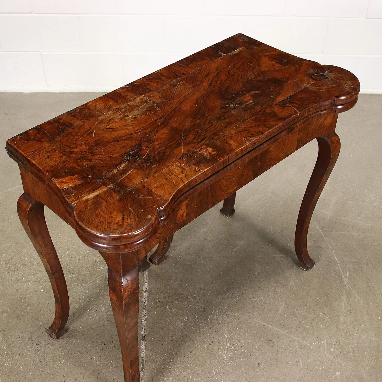 Barocchetto walnut game table with folding top, 18th century 3