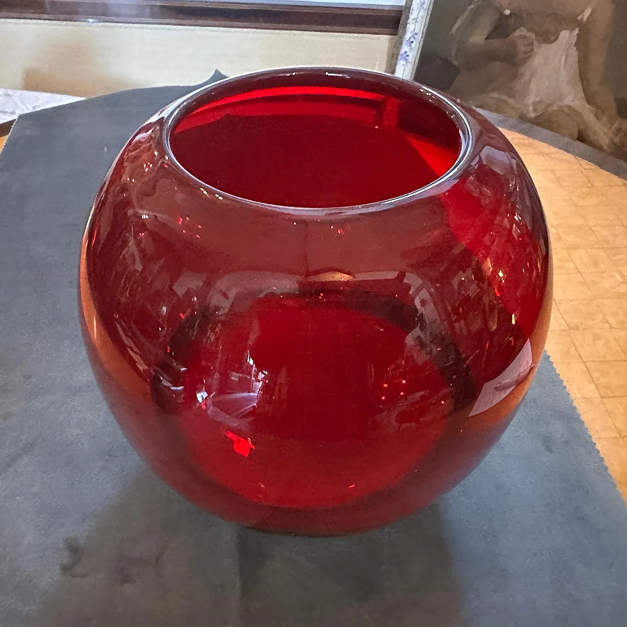 Vaso sferico in vetro di Murano in stile Carlo Moretti, anni '90 5