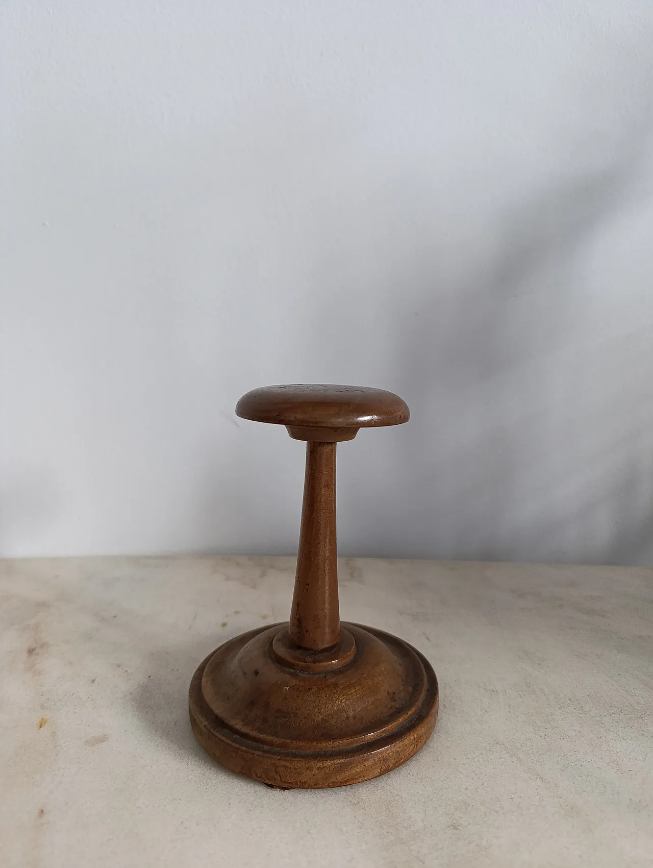 Porta cappello da tavolo inglese in legnoc, anni '30 5