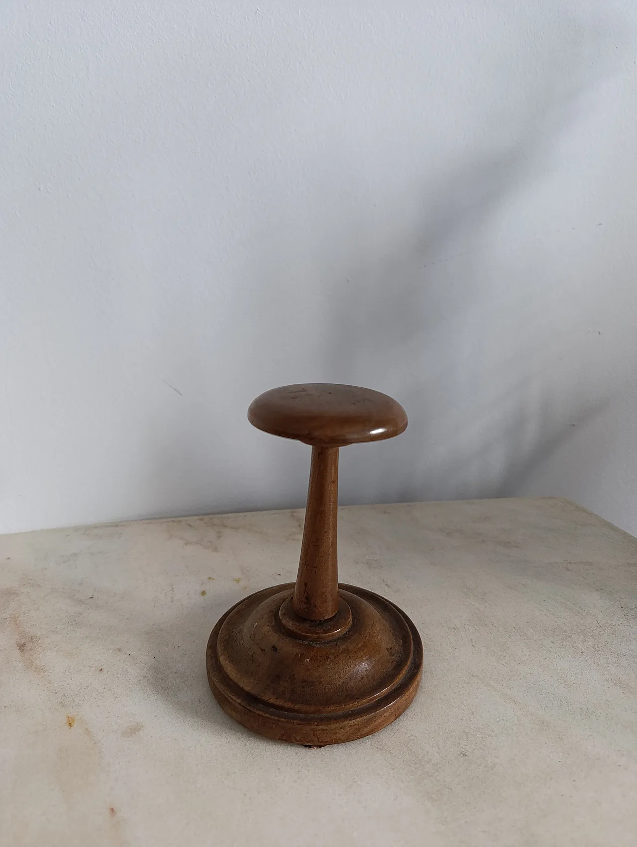 Porta cappello da tavolo inglese in legnoc, anni '30 6