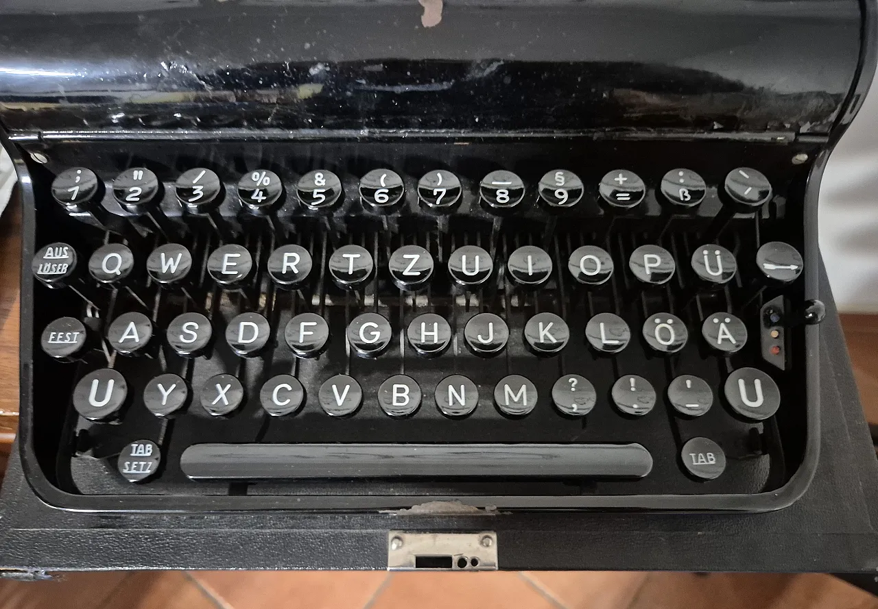 Macchina da scrivere Olympia, col. Von Stauffenberg, primo '900 4