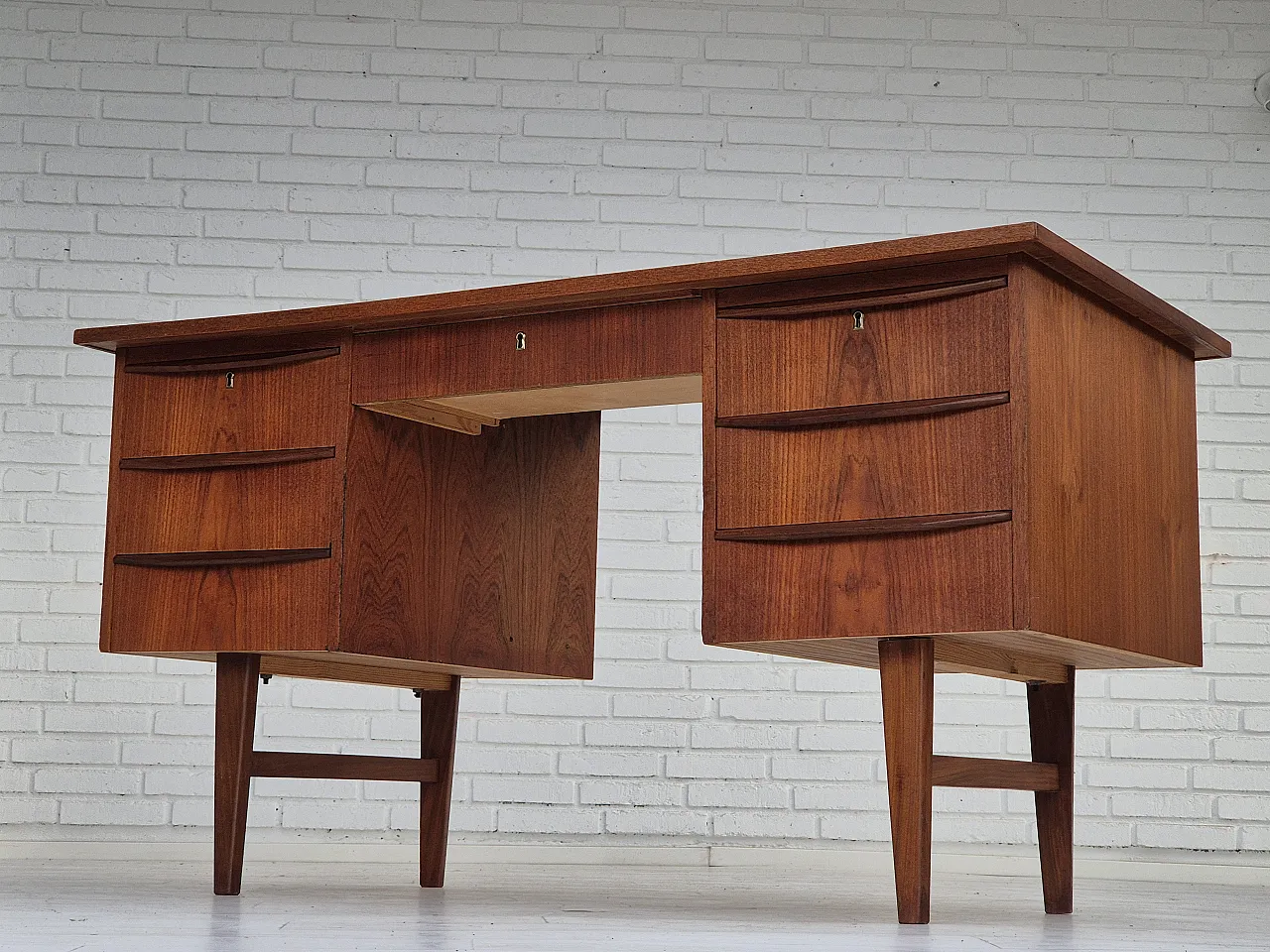 1960s, Danish teak wood desk, drawers, original. 17