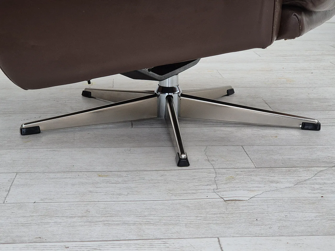 Danish leather swivel chair, 1970s 2