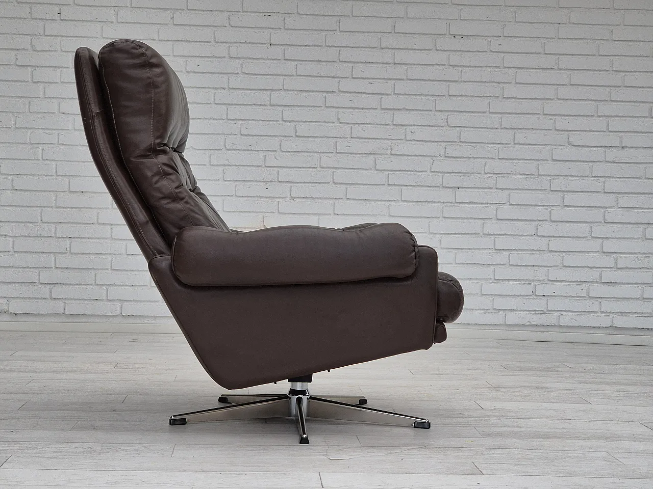 Danish leather swivel chair, 1970s 8