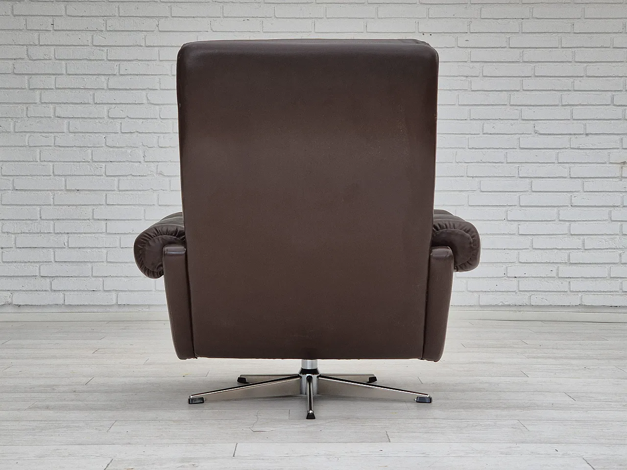 Danish leather swivel chair, 1970s 10