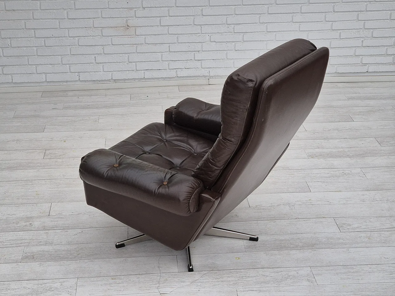 Danish leather swivel chair, 1970s 12