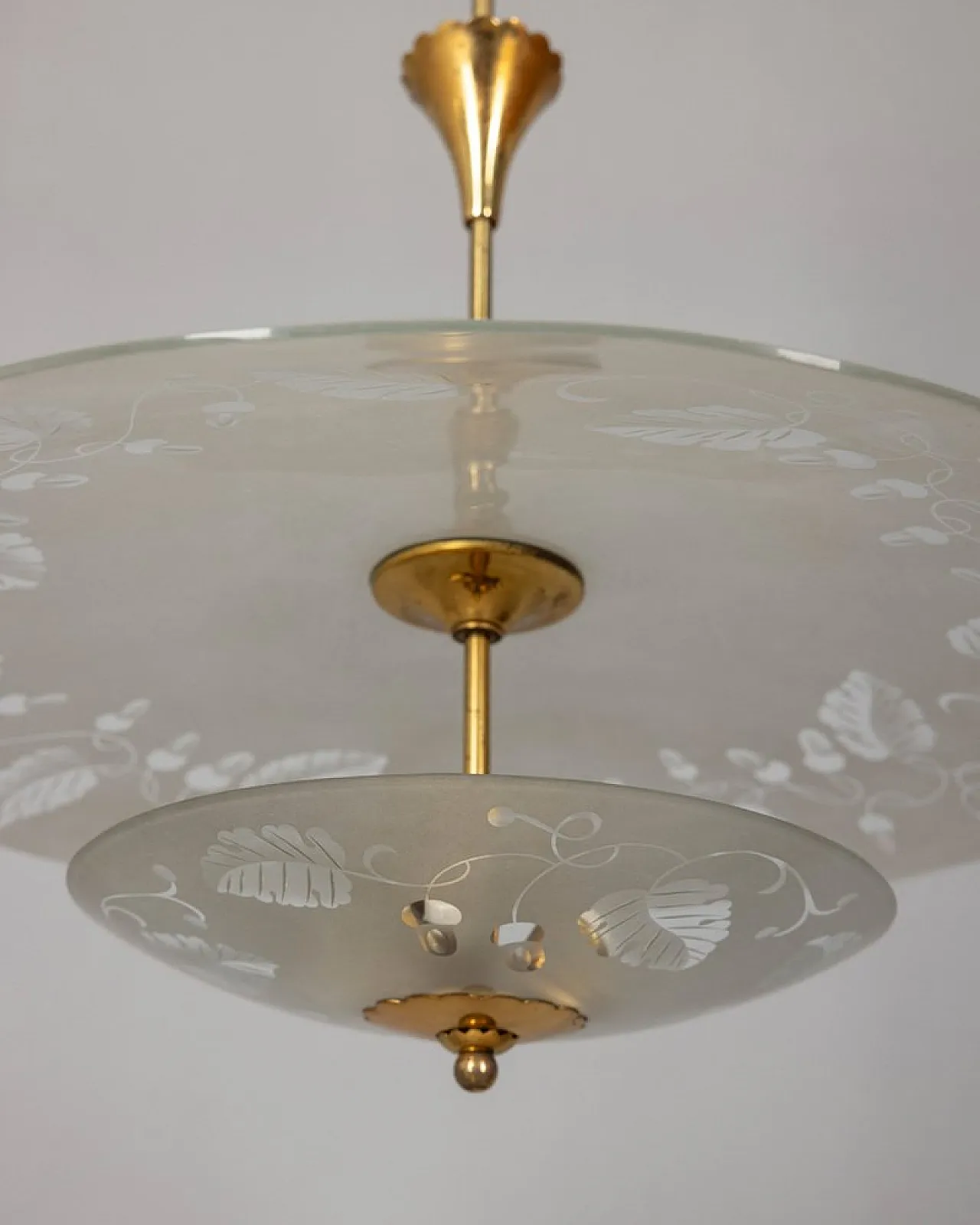 Lampada a sospensione in cristallo decorato e ottone, anni '40 5