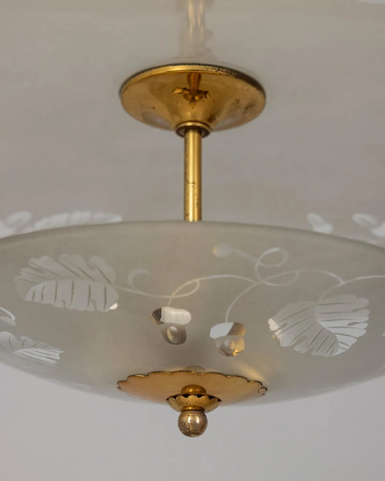 Lampada a sospensione in cristallo decorato e ottone, anni '40 6