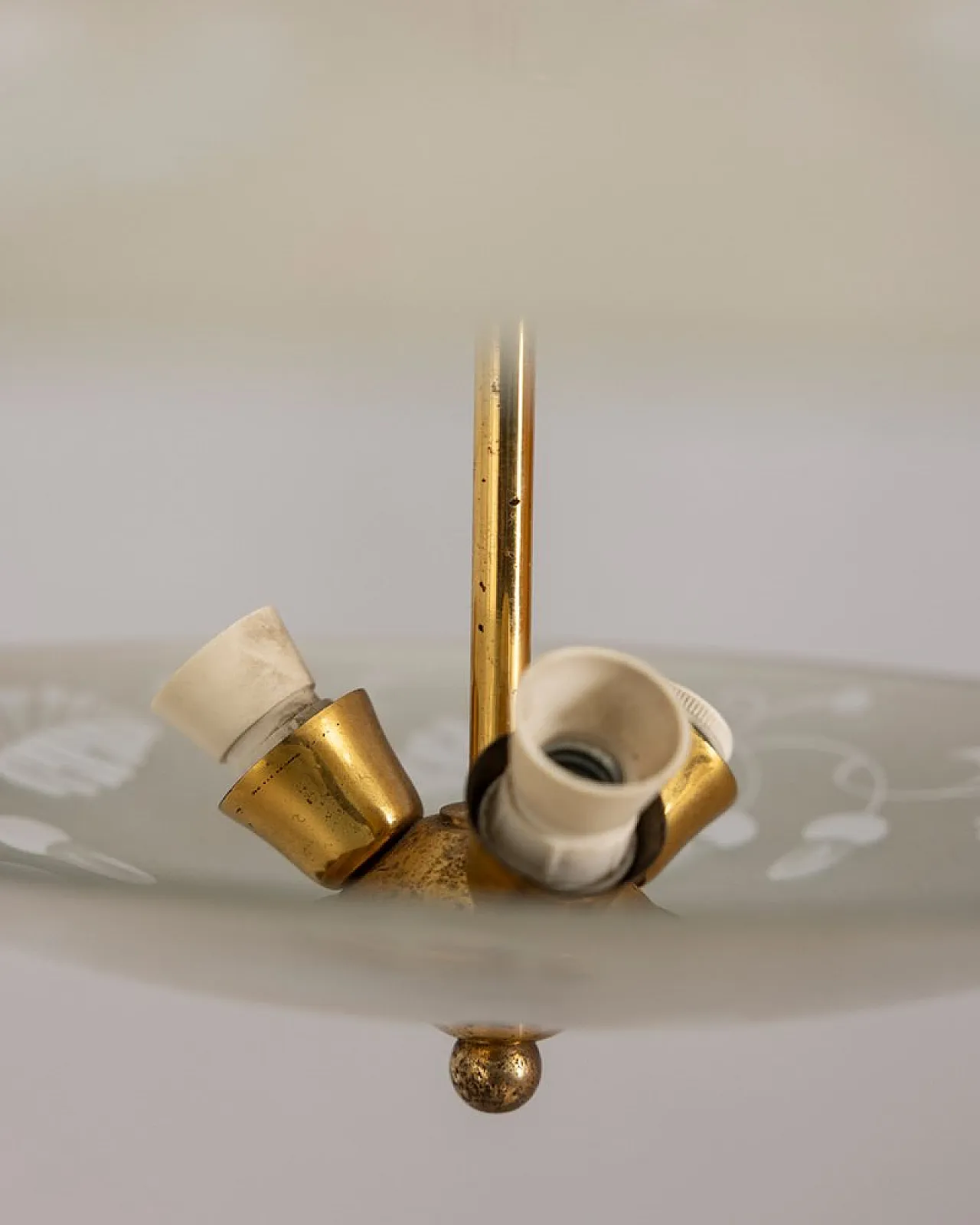 Lampada a sospensione in cristallo decorato e ottone, anni '40 9