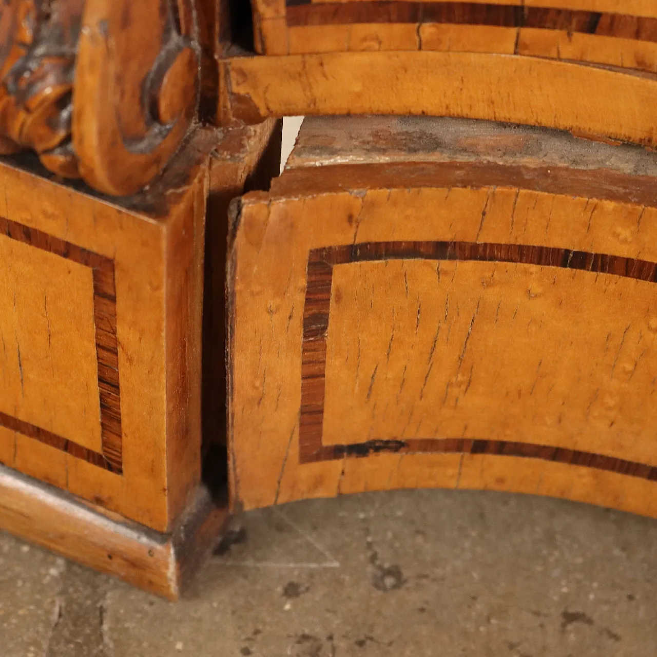 4 Louis Philippe maple corner cabinets with marble top and display case, mid-19th century 7