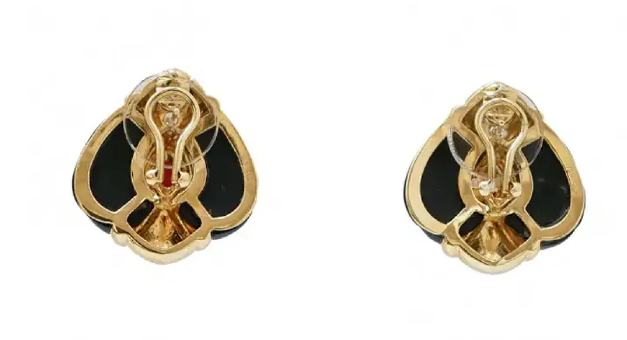 Yellow gold earrings with onyx, coral and diamonds, 1950s 3