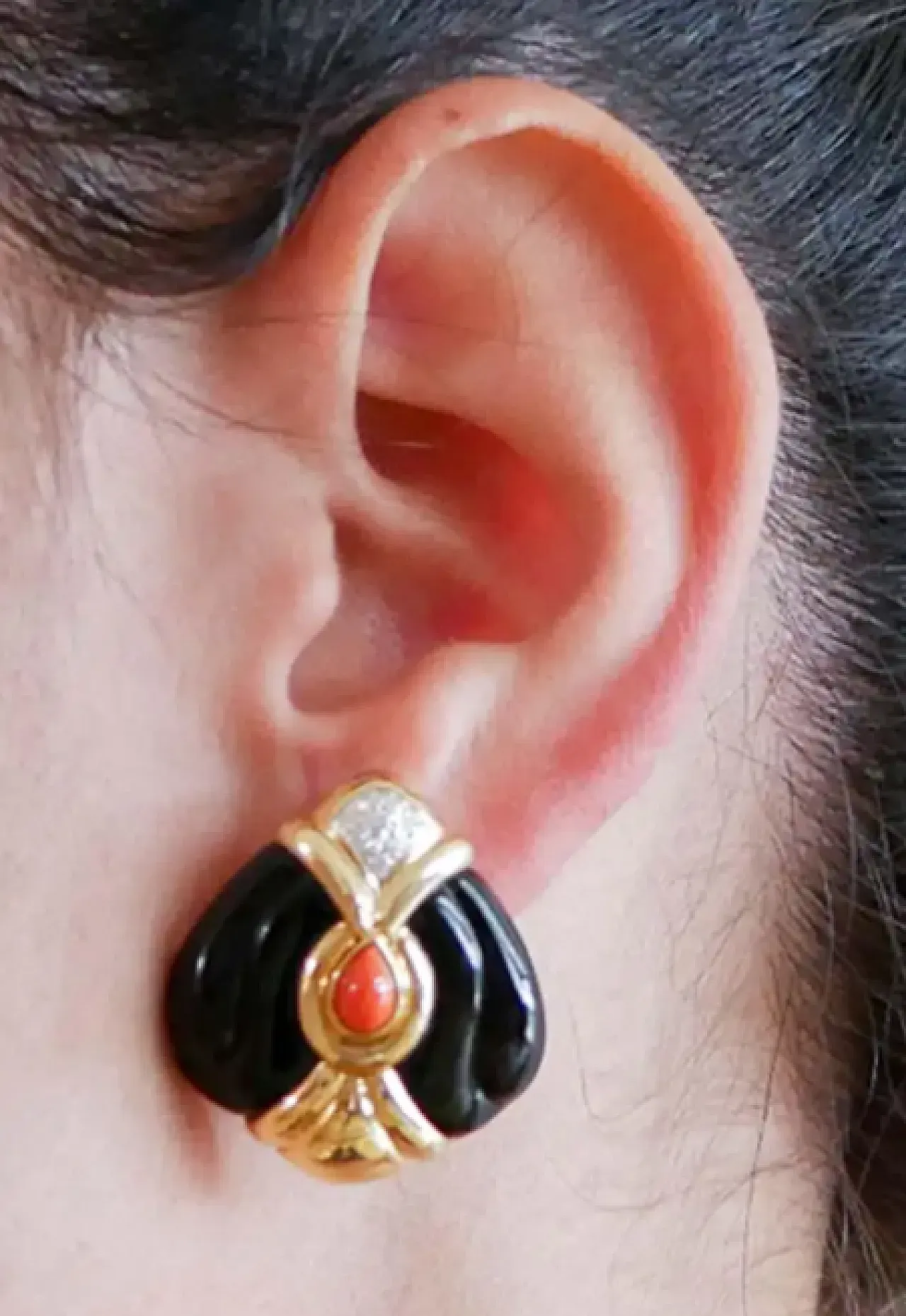 Yellow gold earrings with onyx, coral and diamonds, 1950s 4