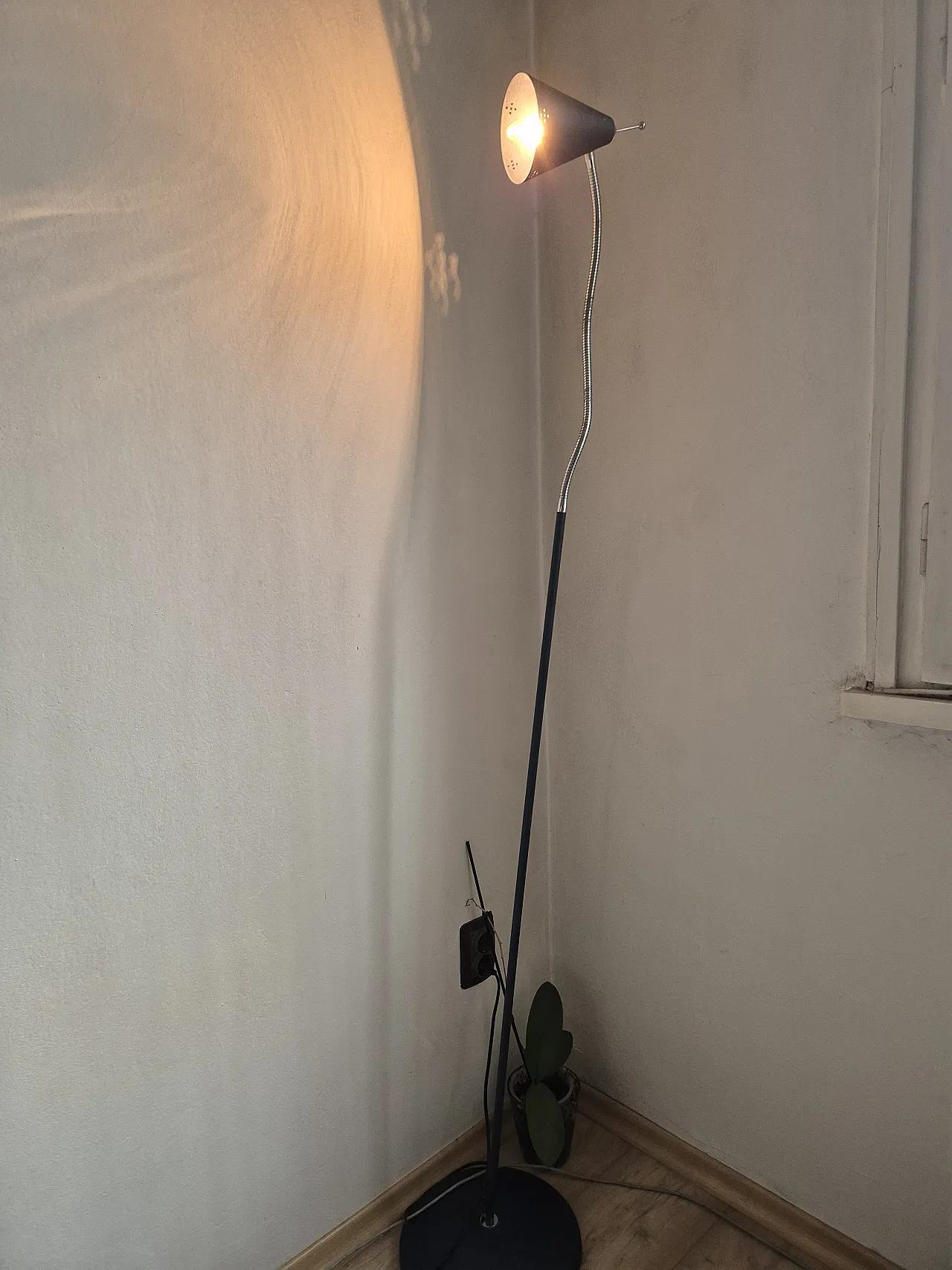 Lampada da terra italiana orientabile, anni '70 3