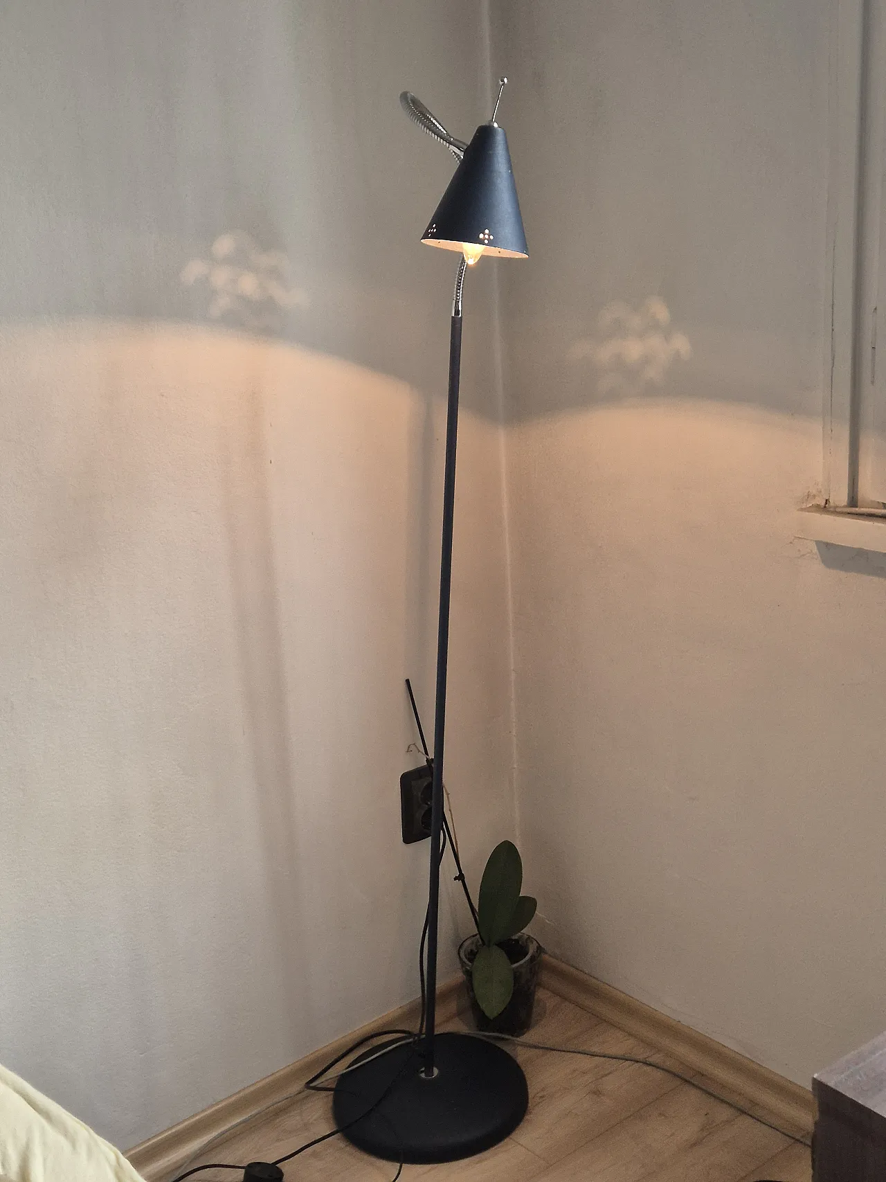 Lampada da terra italiana orientabile, anni '70 7