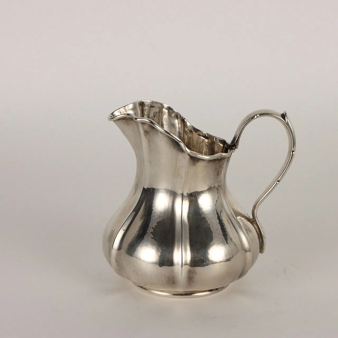 Brocca in argento baccellato e martellato di Angelo Schiavon 3