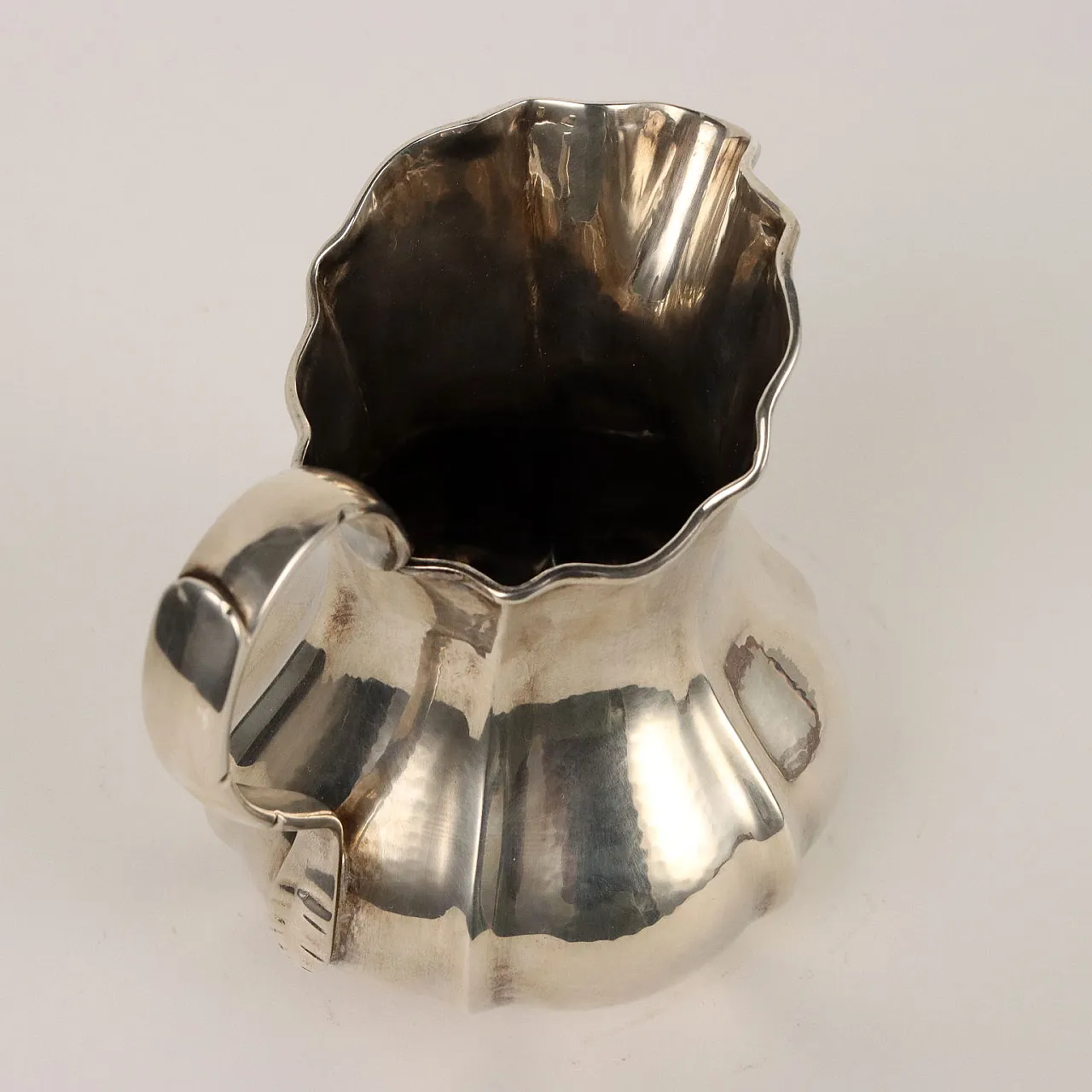 Brocca in argento baccellato e martellato di Angelo Schiavon 4