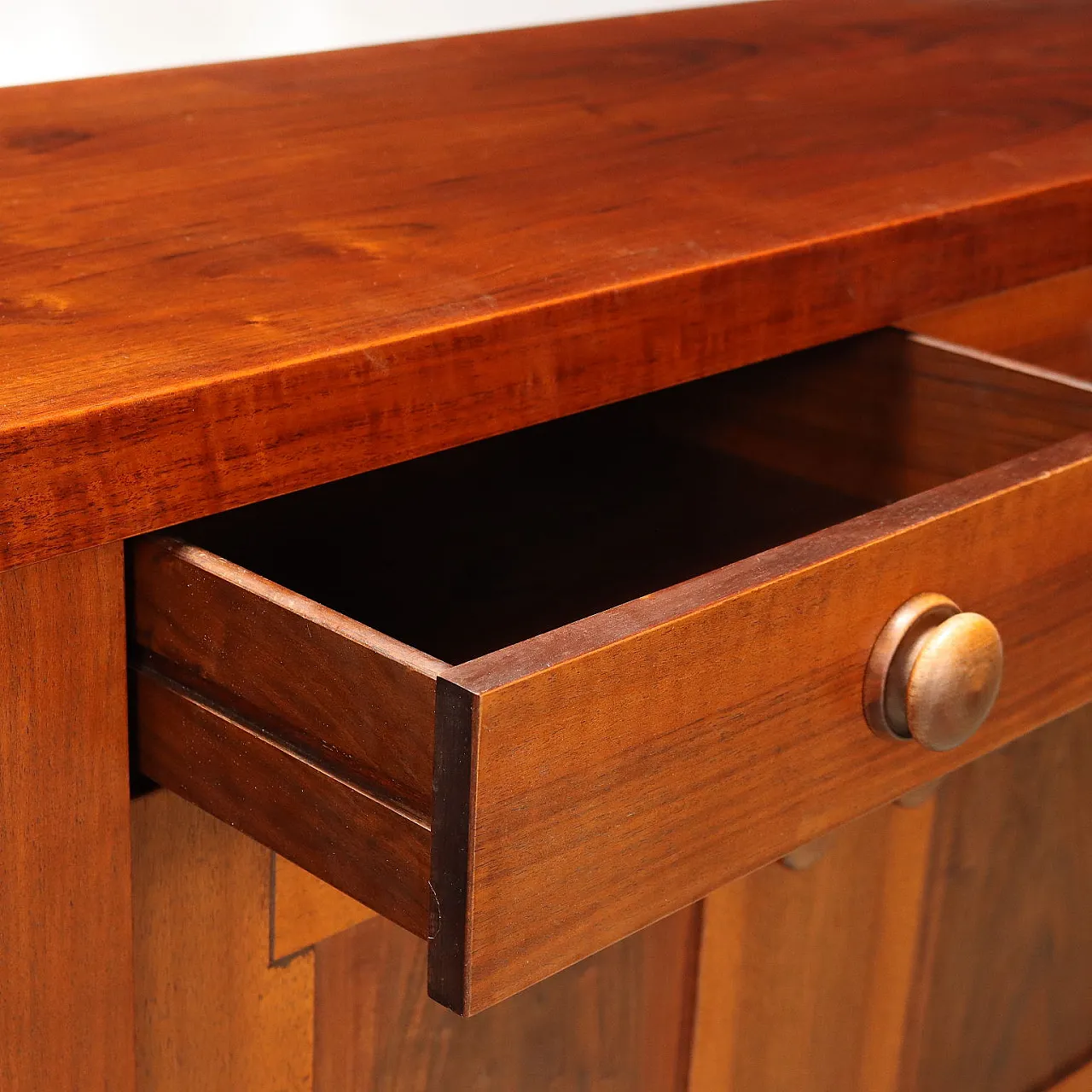 Mobile impiallacciato in noce di Silvio Coppola per Bernini, anni '60 4