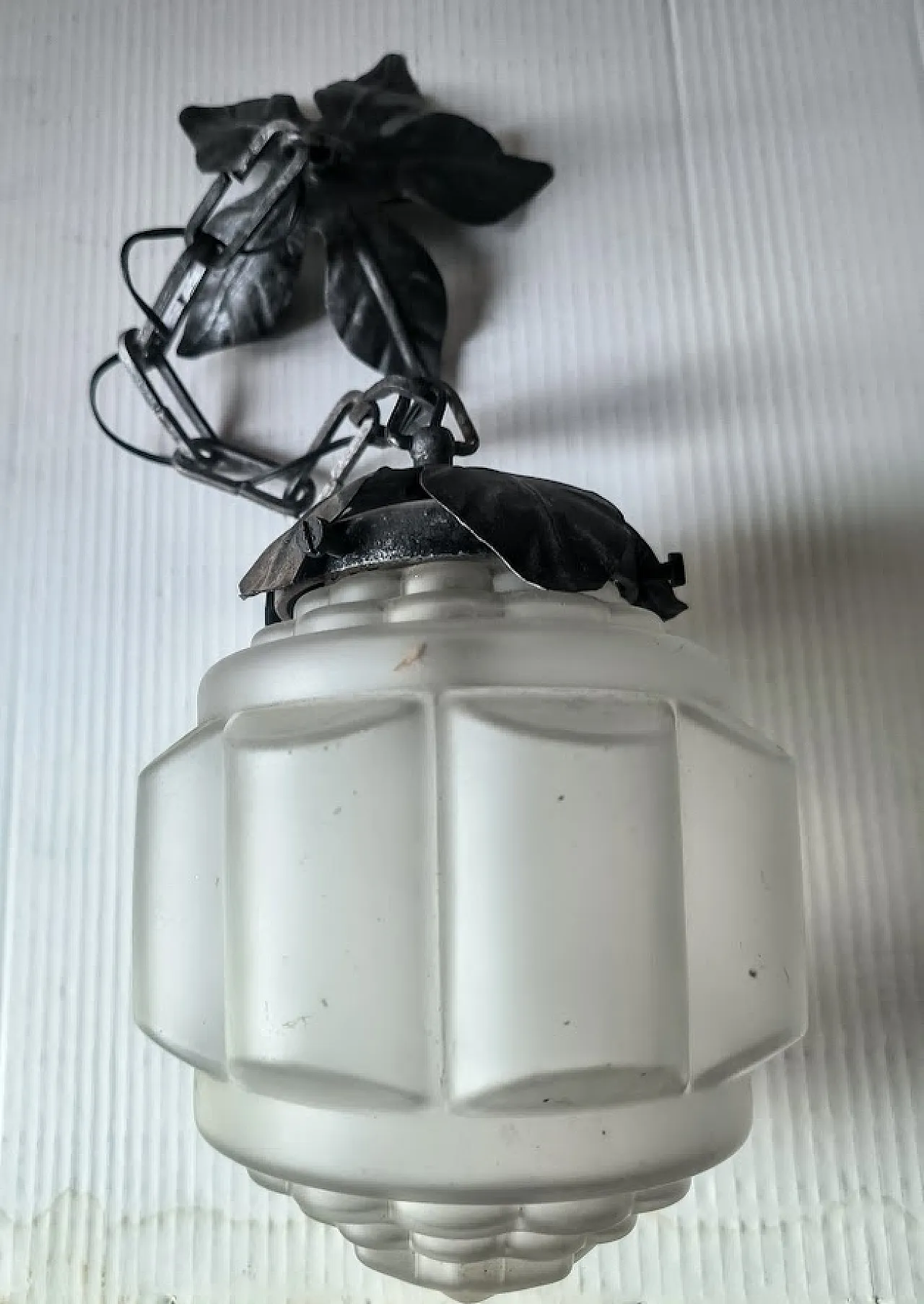 Lampadario con ferro battuto e vetro Decò anni 30. Italia 1