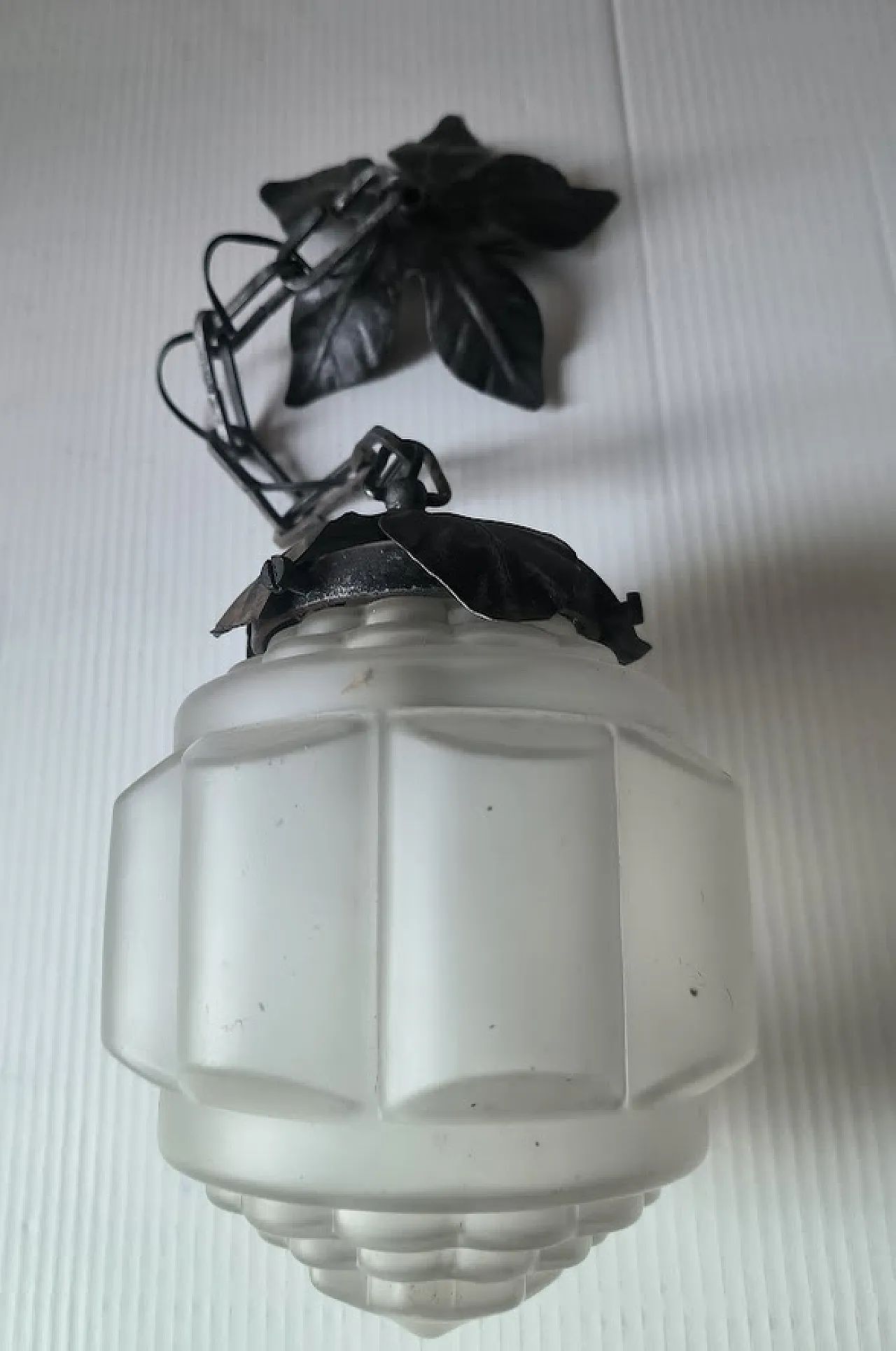 Lampadario con ferro battuto e vetro Decò anni 30. Italia 2