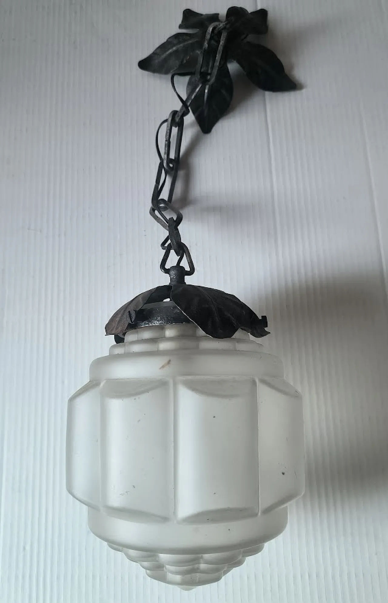 Lampadario con ferro battuto e vetro Decò anni 30. Italia 4