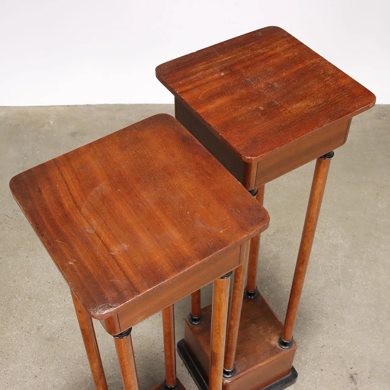 Pair of mahogany Art Nouveau vases, 20th century 3