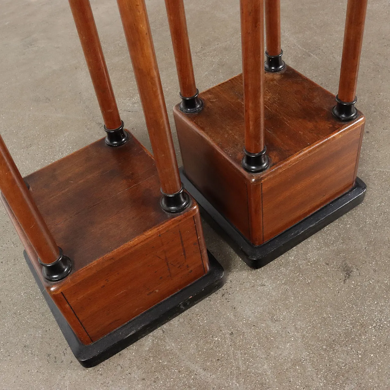 Pair of mahogany Art Nouveau vases, 20th century 5