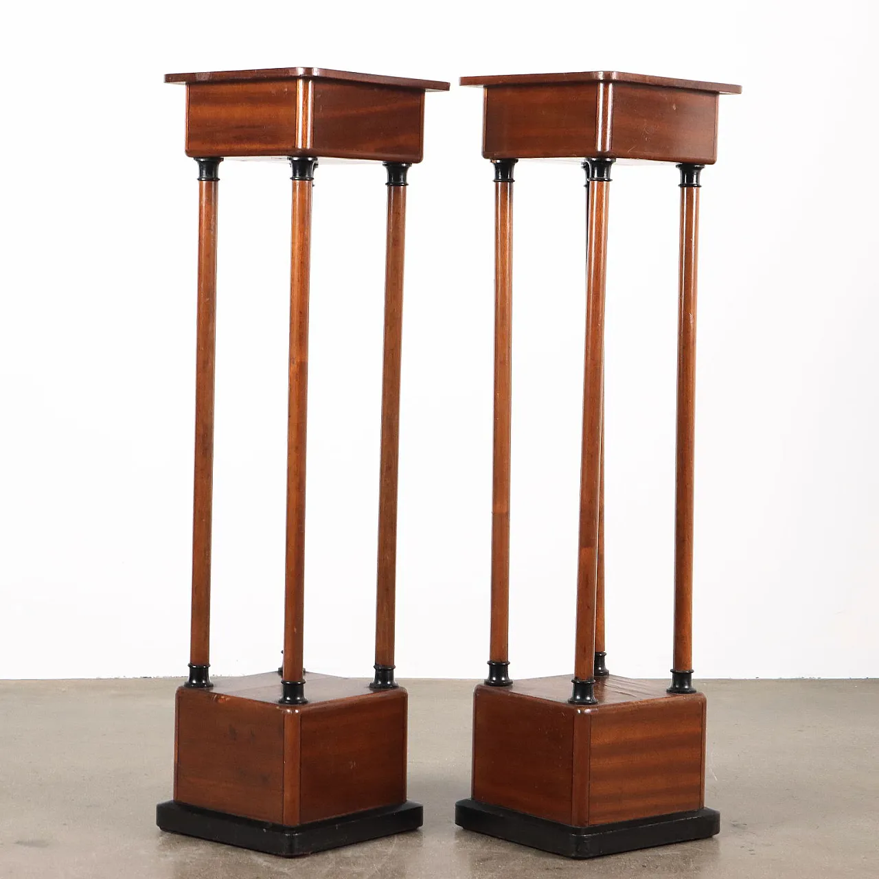 Pair of mahogany Art Nouveau vases, 20th century 7