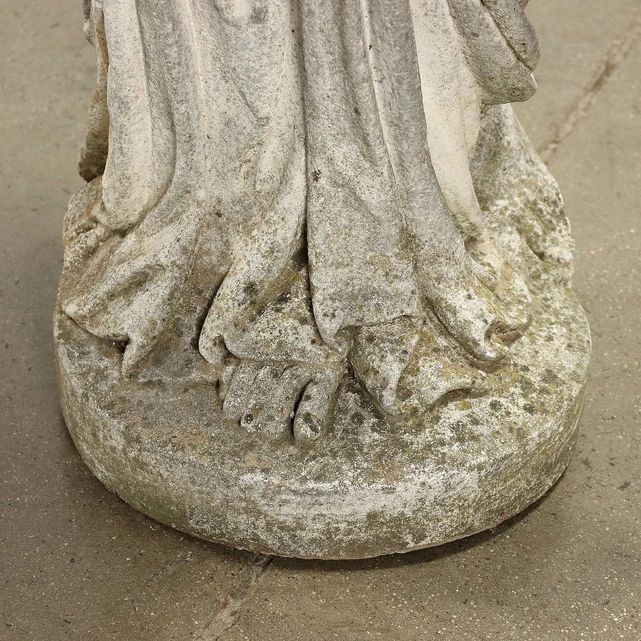 Grit garden sculpture of Greek-style female figure 7