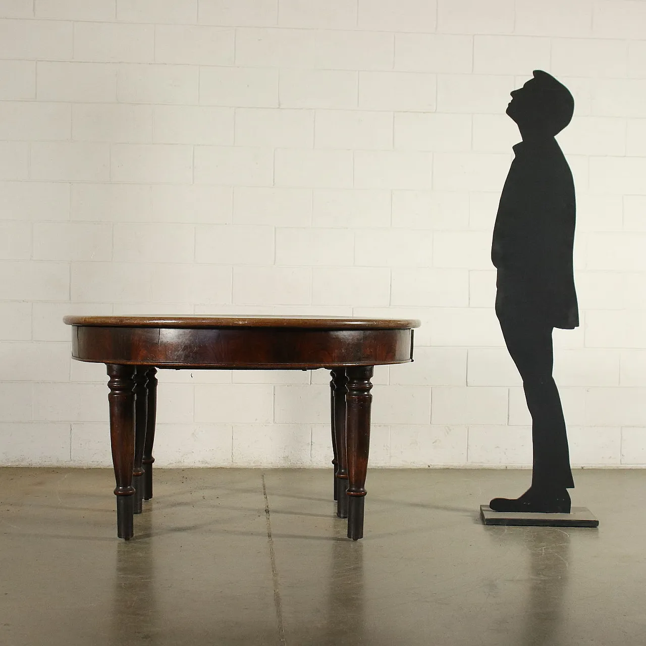 Tavolo allungabile in legno di noce con rotelle in ottone, '800 2