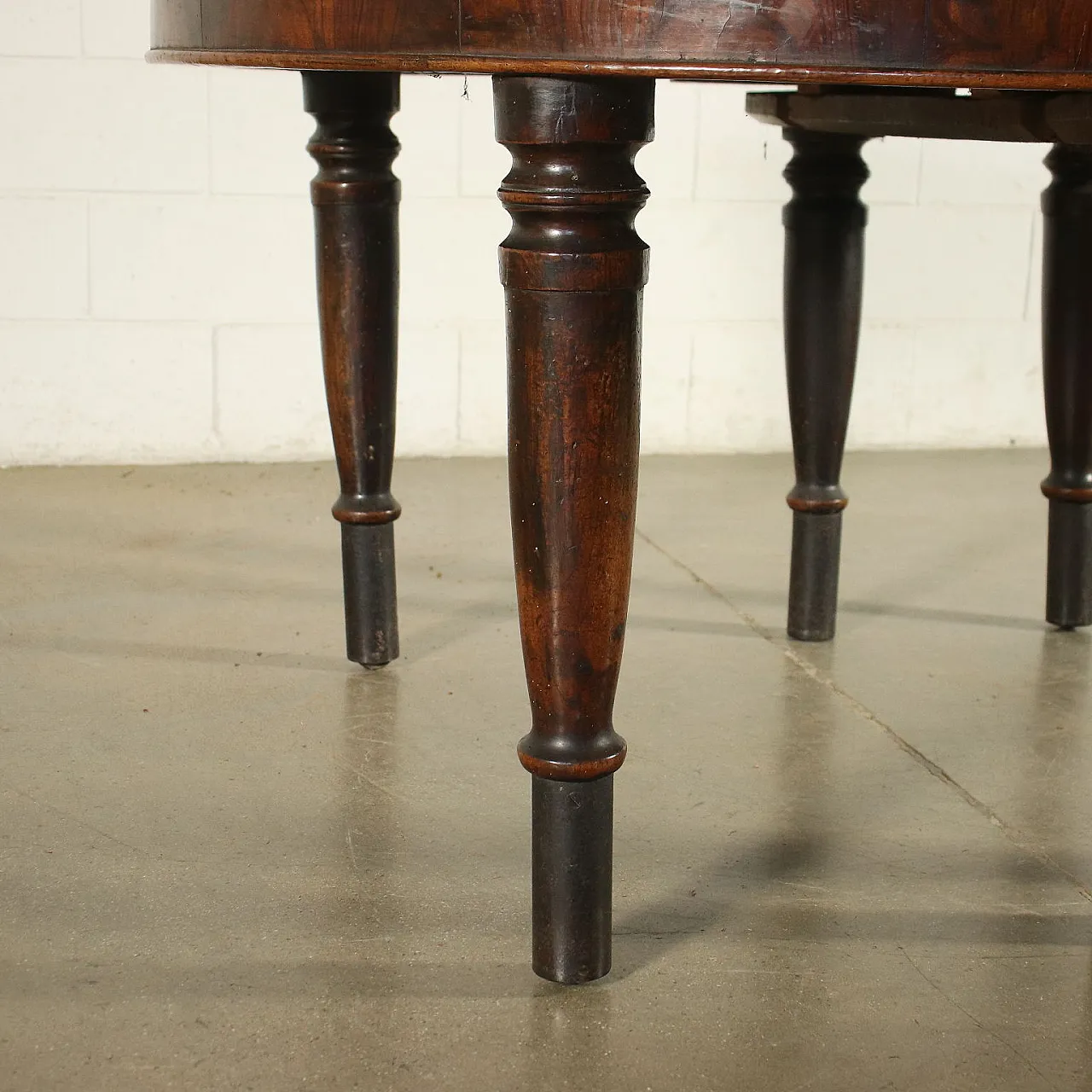 Tavolo allungabile in legno di noce con rotelle in ottone, '800 6