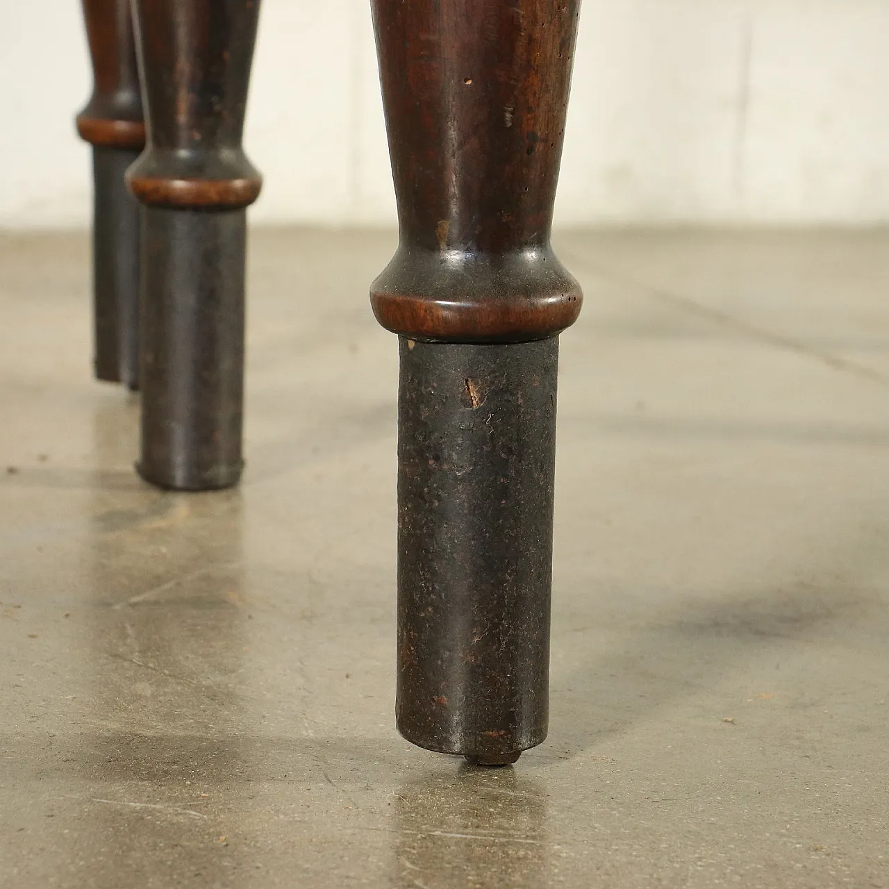 Tavolo allungabile in legno di noce con rotelle in ottone, '800 7