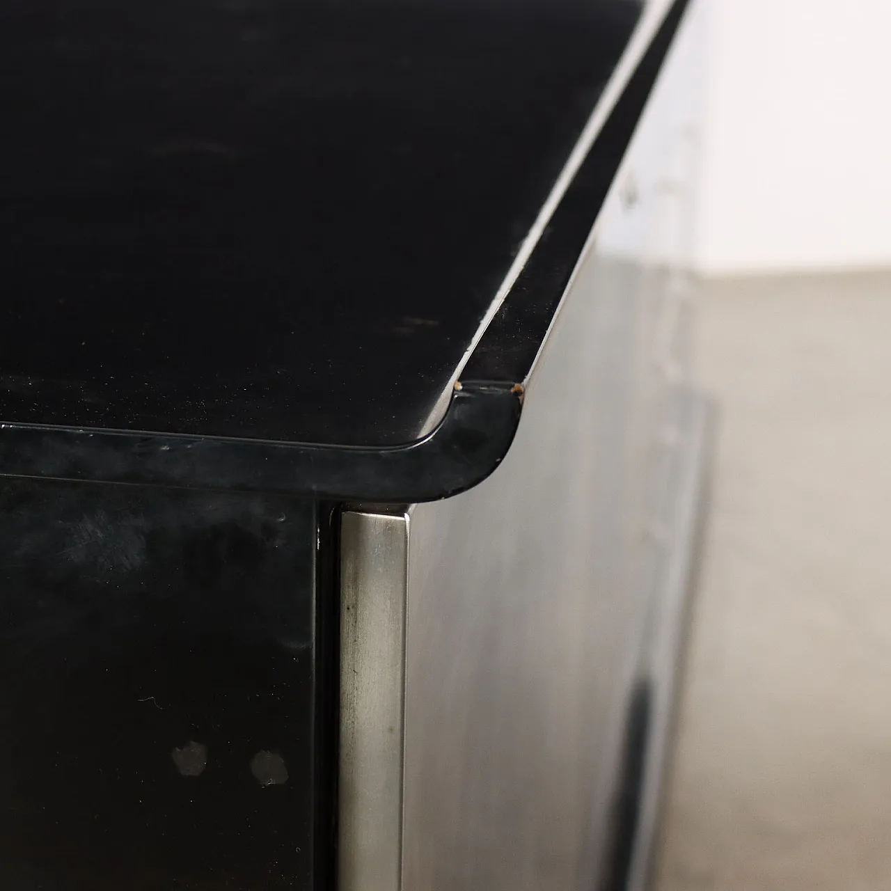 Lacquered wood and chromed aluminum sideboard, 1970s 5