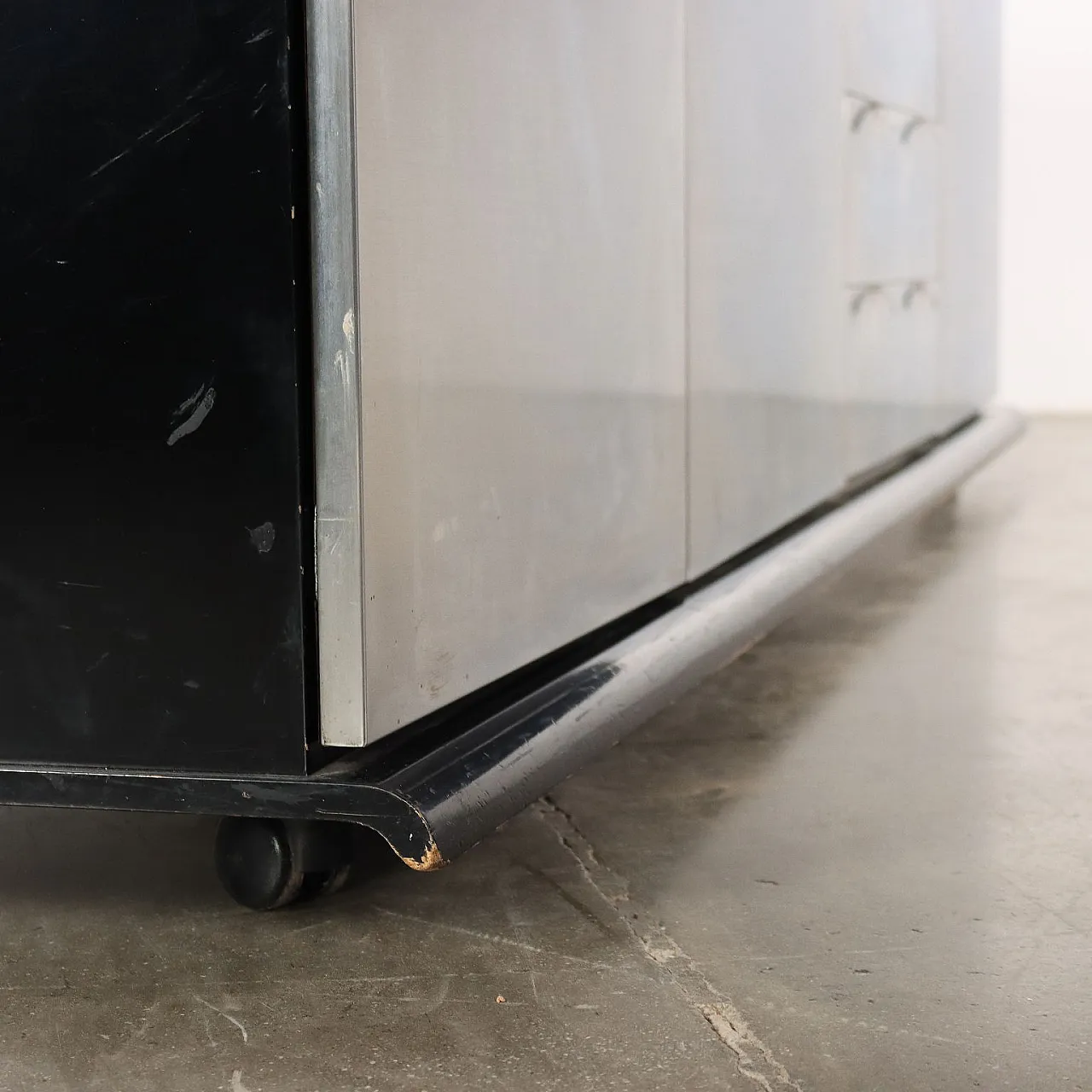 Lacquered wood and chromed aluminum sideboard, 1970s 9