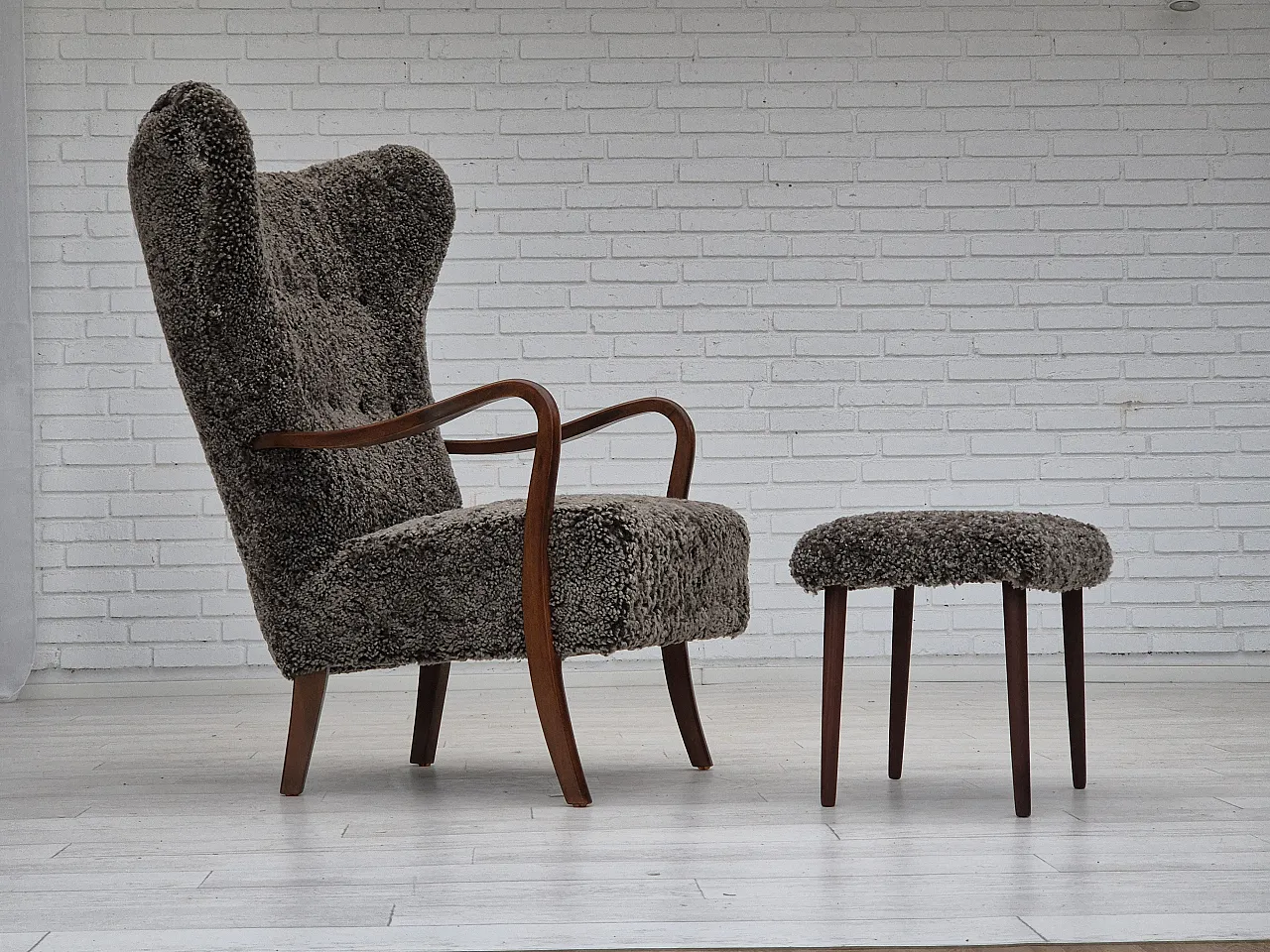 Poltrona danese con sgabello in pelle di pecora, anni '60 1